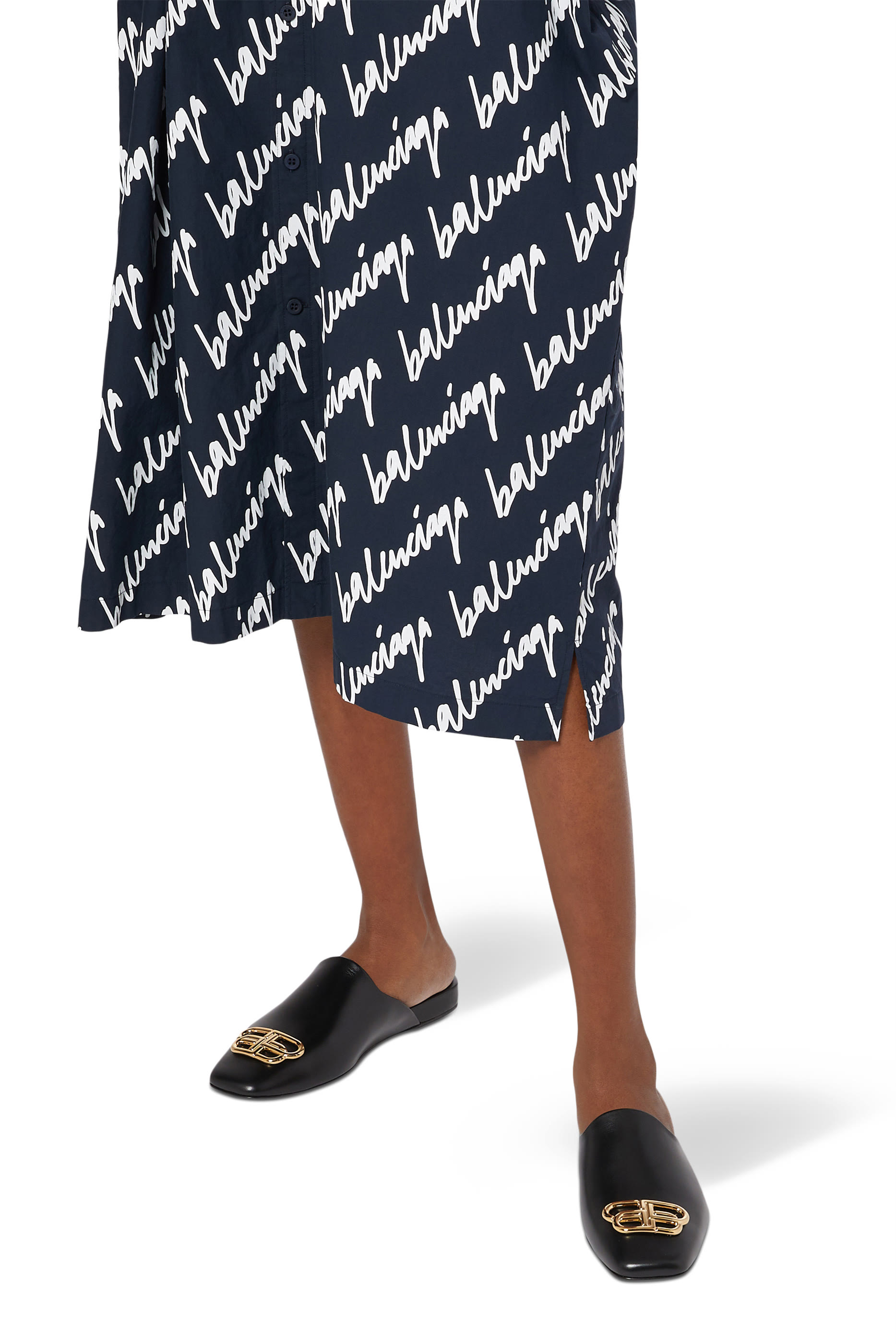 حذاء مريح مفتوح من الخلف بشعار حرفي الماركة