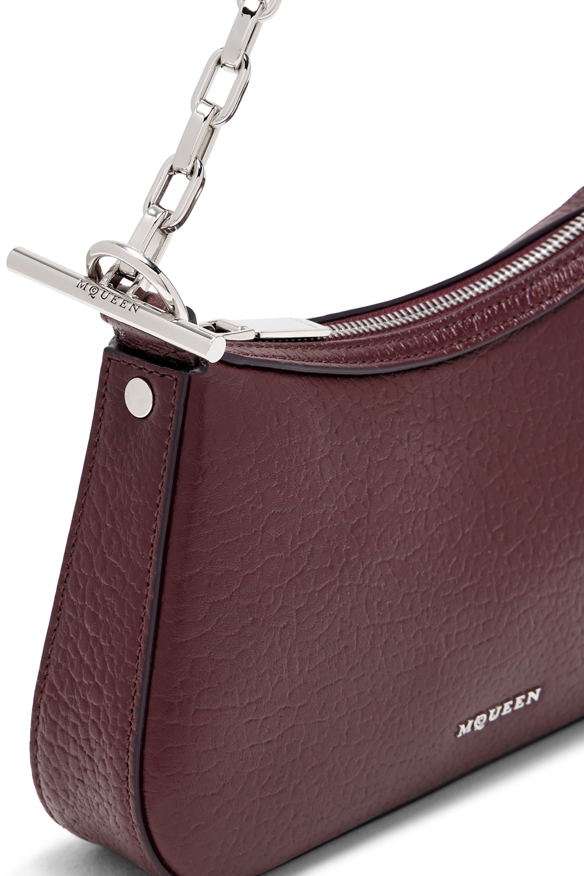 حقيبة صغيرة بحلية على شكل حرف T