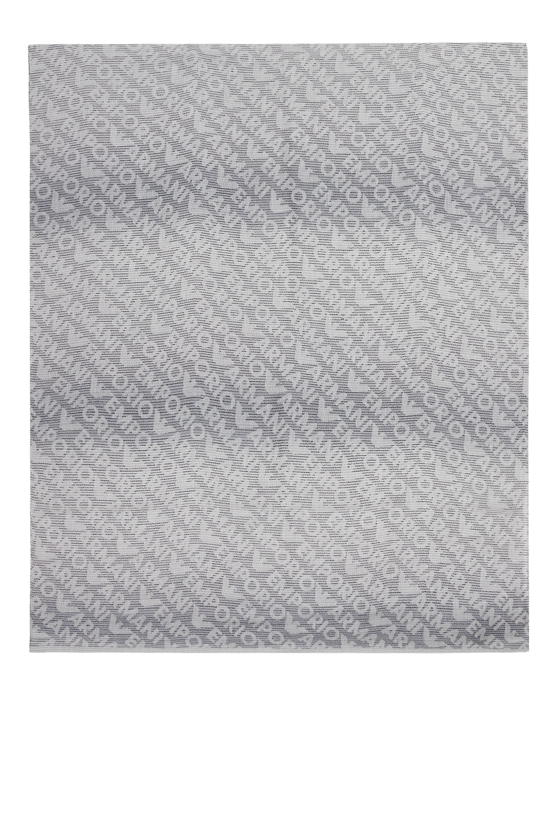 وشاح مزين بشعار الماركة 