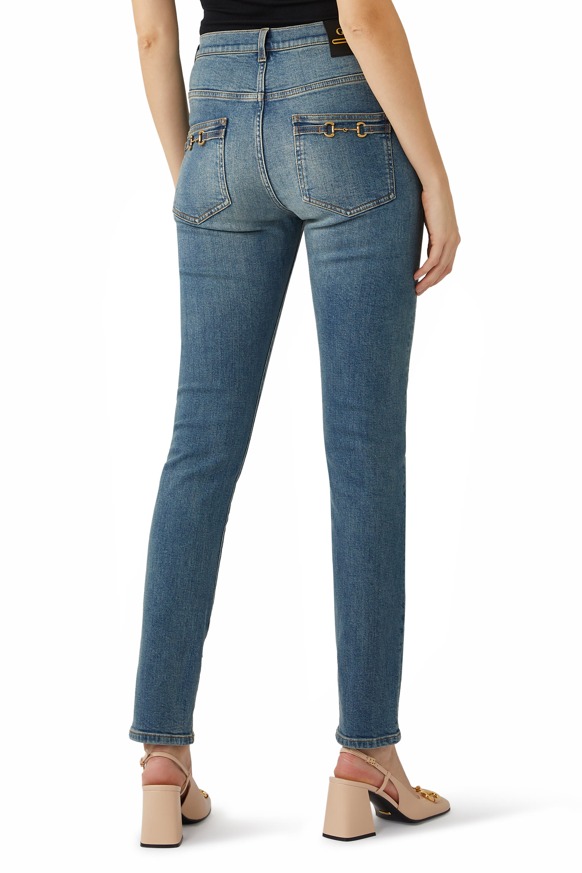 بنطال جينز بشعار الماركة وحلية لجام حصان