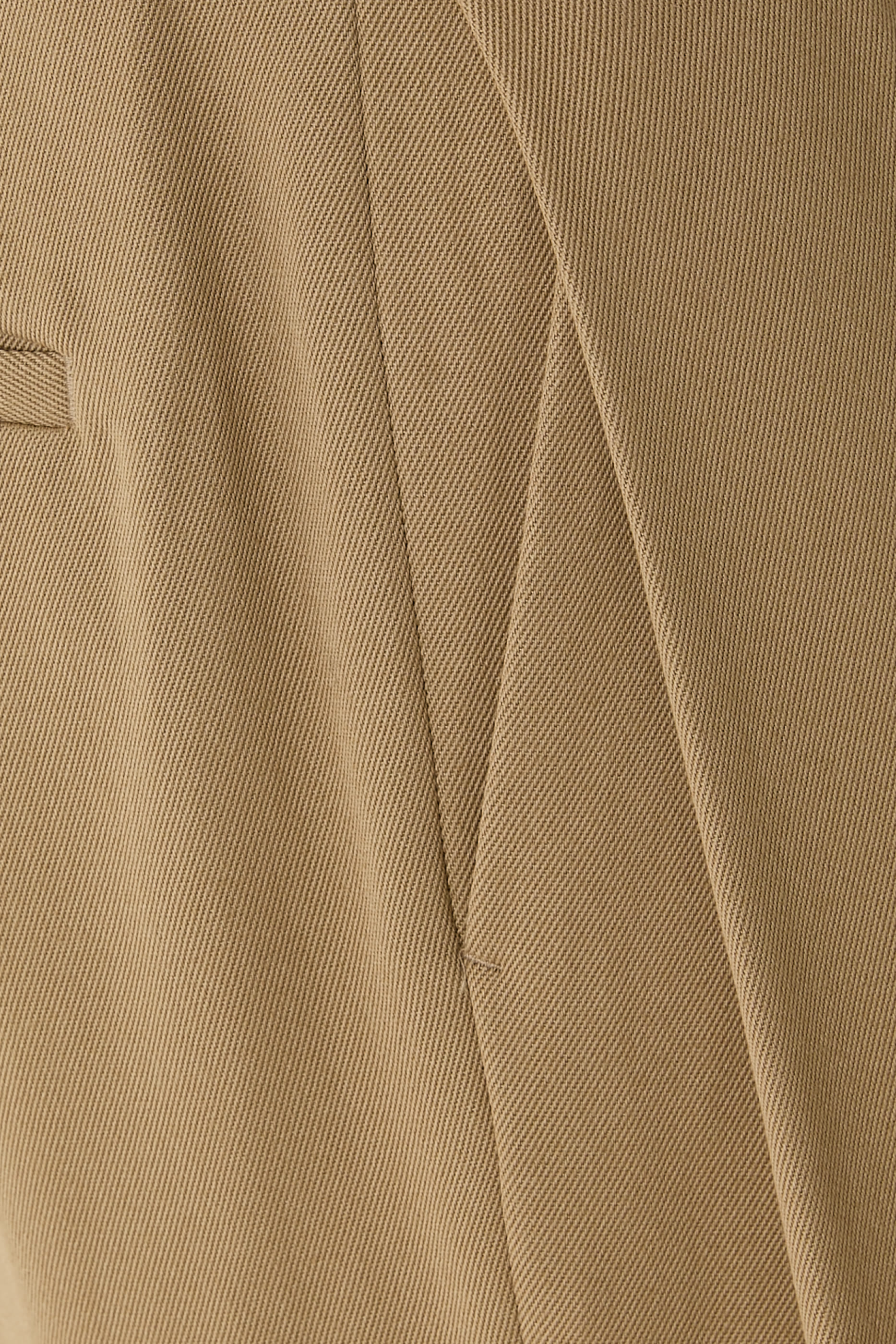 بنطال بقصة واسعة وثنيتين