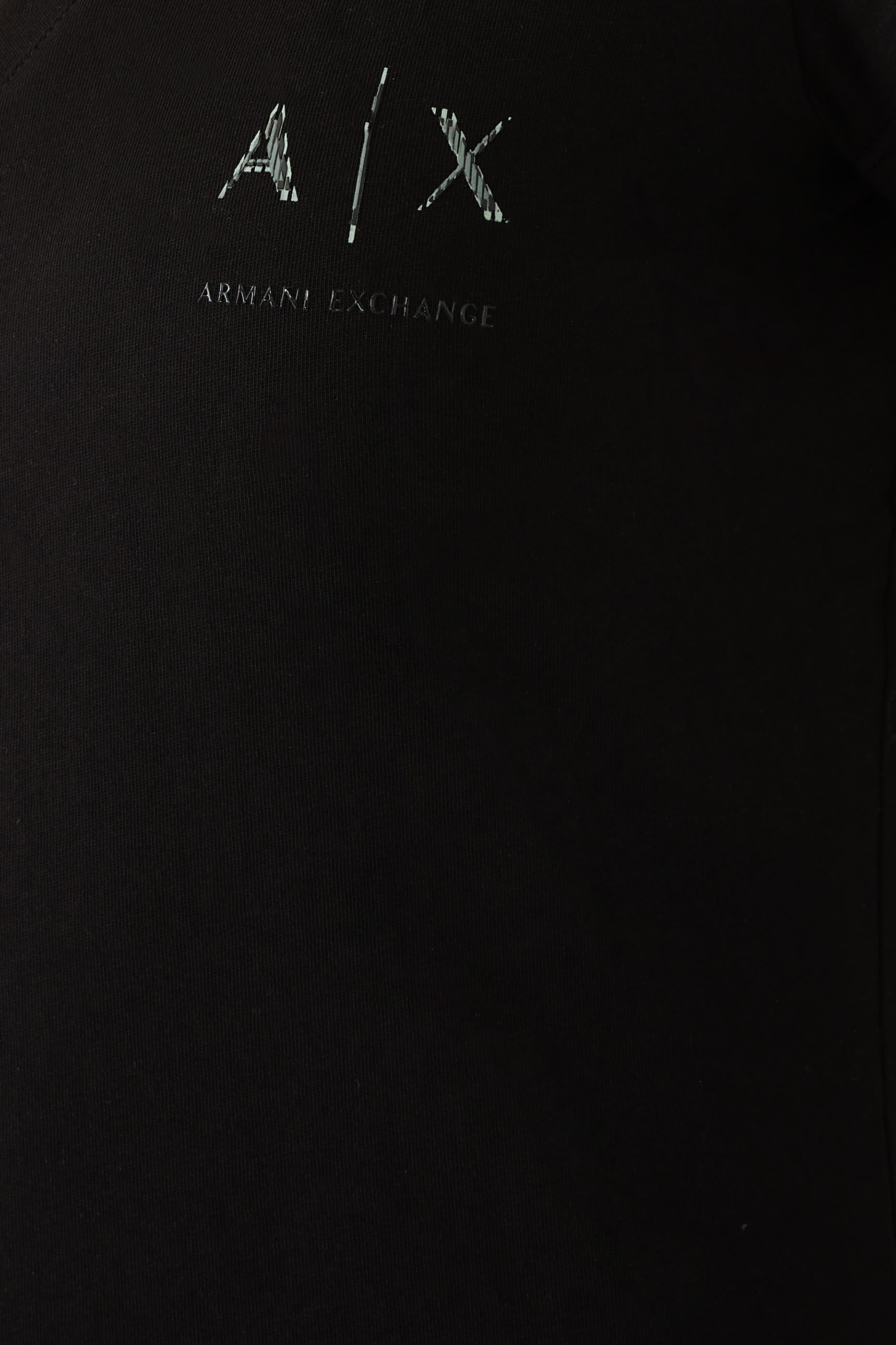 تيشيرت بياقة على شكل حرف V