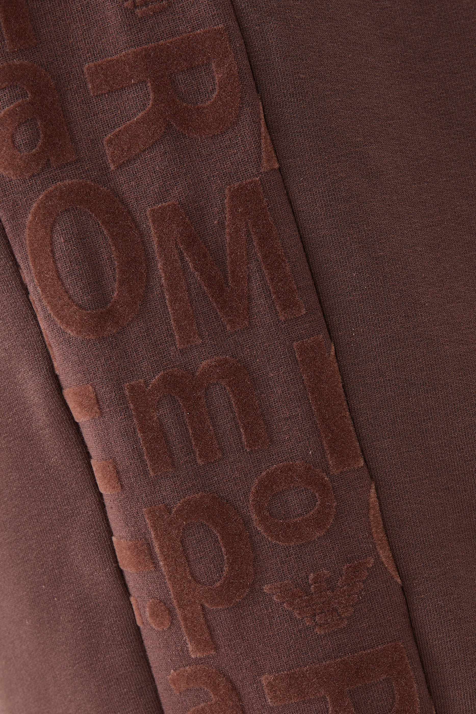 بنطال رياضي بشعار الماركة