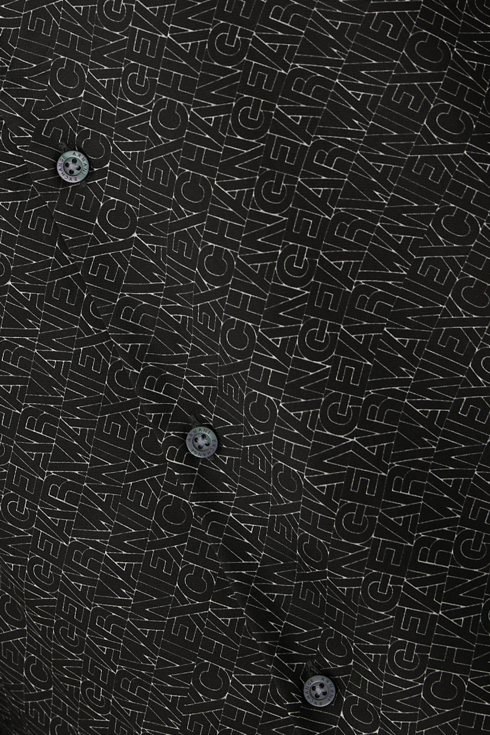 قميص بأكمام طويلة مزين كليا بنقشة شعار الماركة