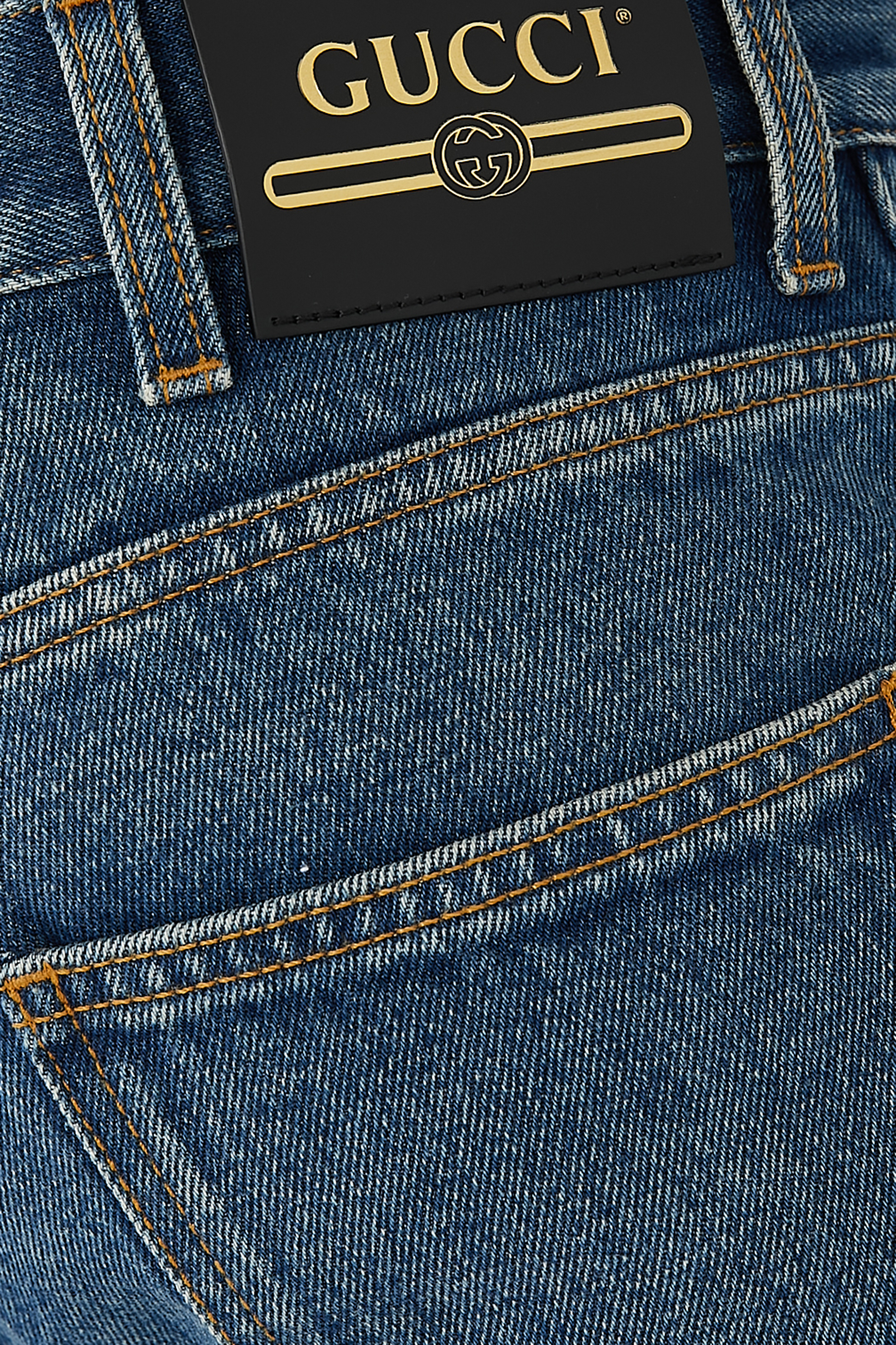 بنطال جينز باهت بقصة ساق تضيق نحو الأسفل