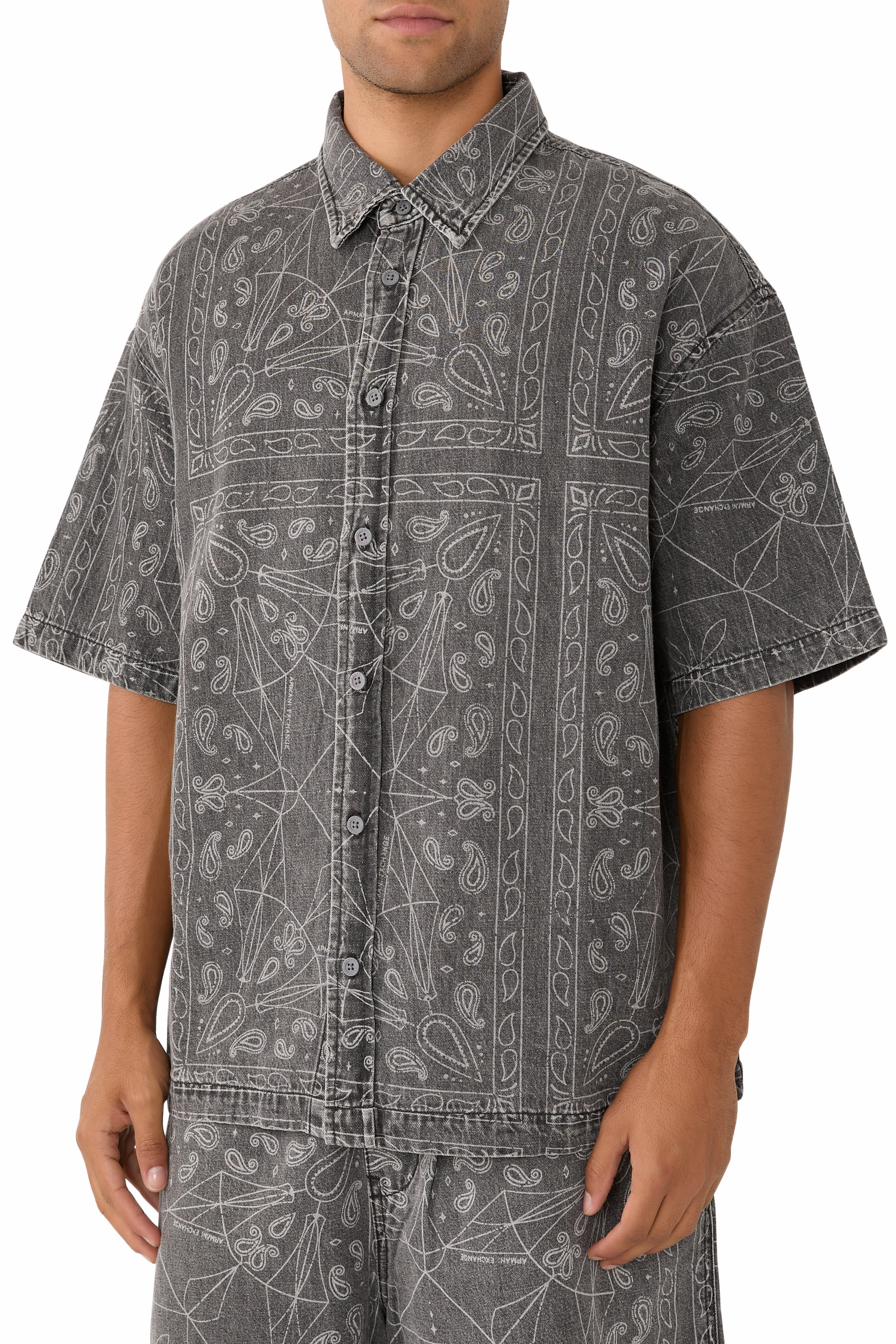 قميص بطبعة كاليدوسكوب