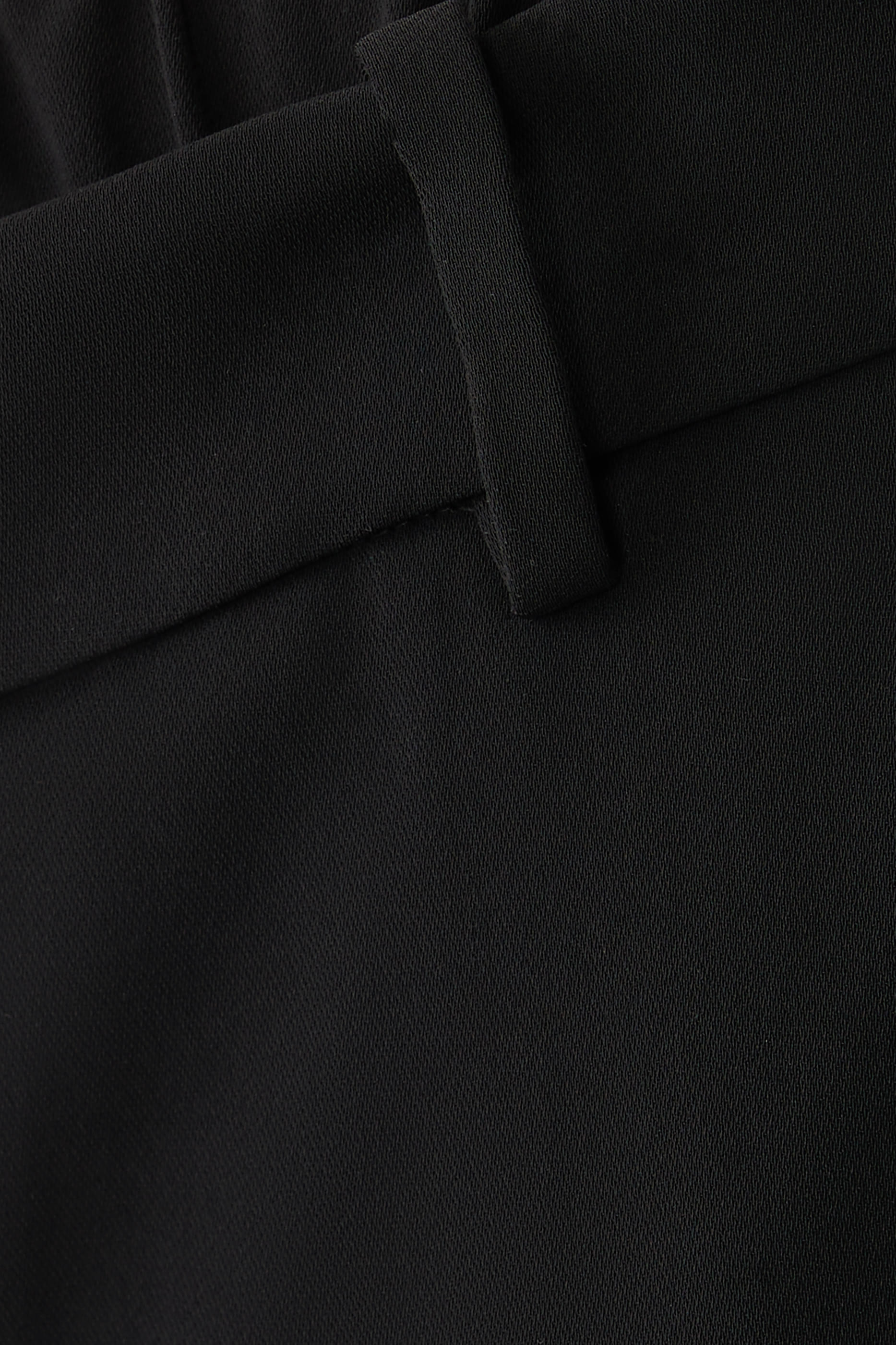 بنطال سهل الارتداء بقصة ضيقة من الأسفل وخصر متوسط الارتفاع