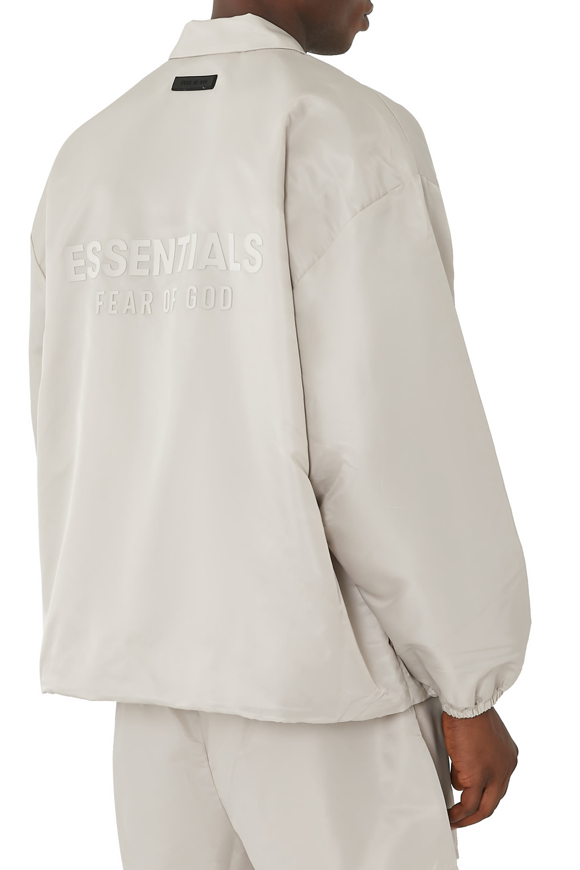 جاكيت رياضي بشعار الماركة