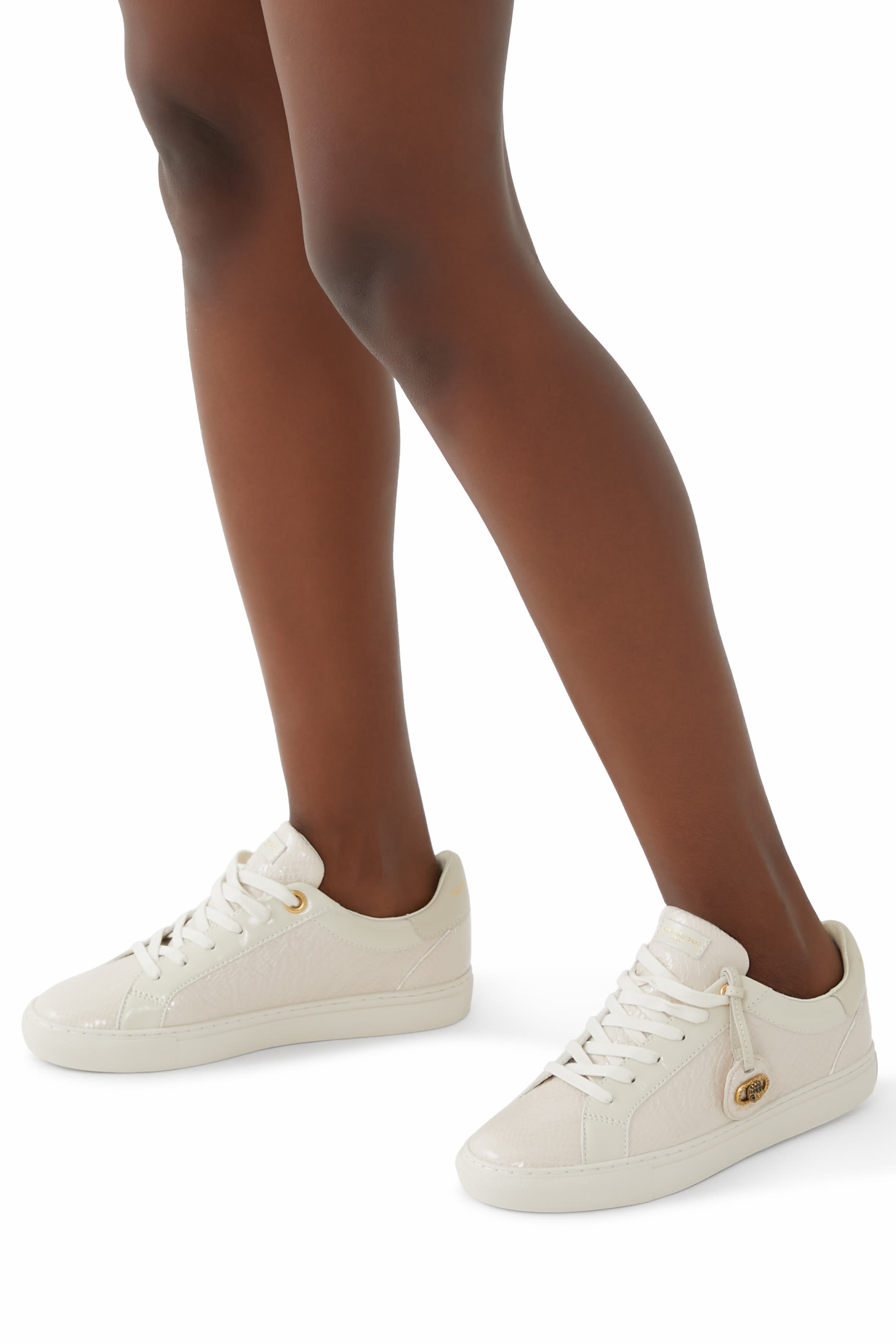 سنيكرز تشيلسيا بشارة بشعار الماركة