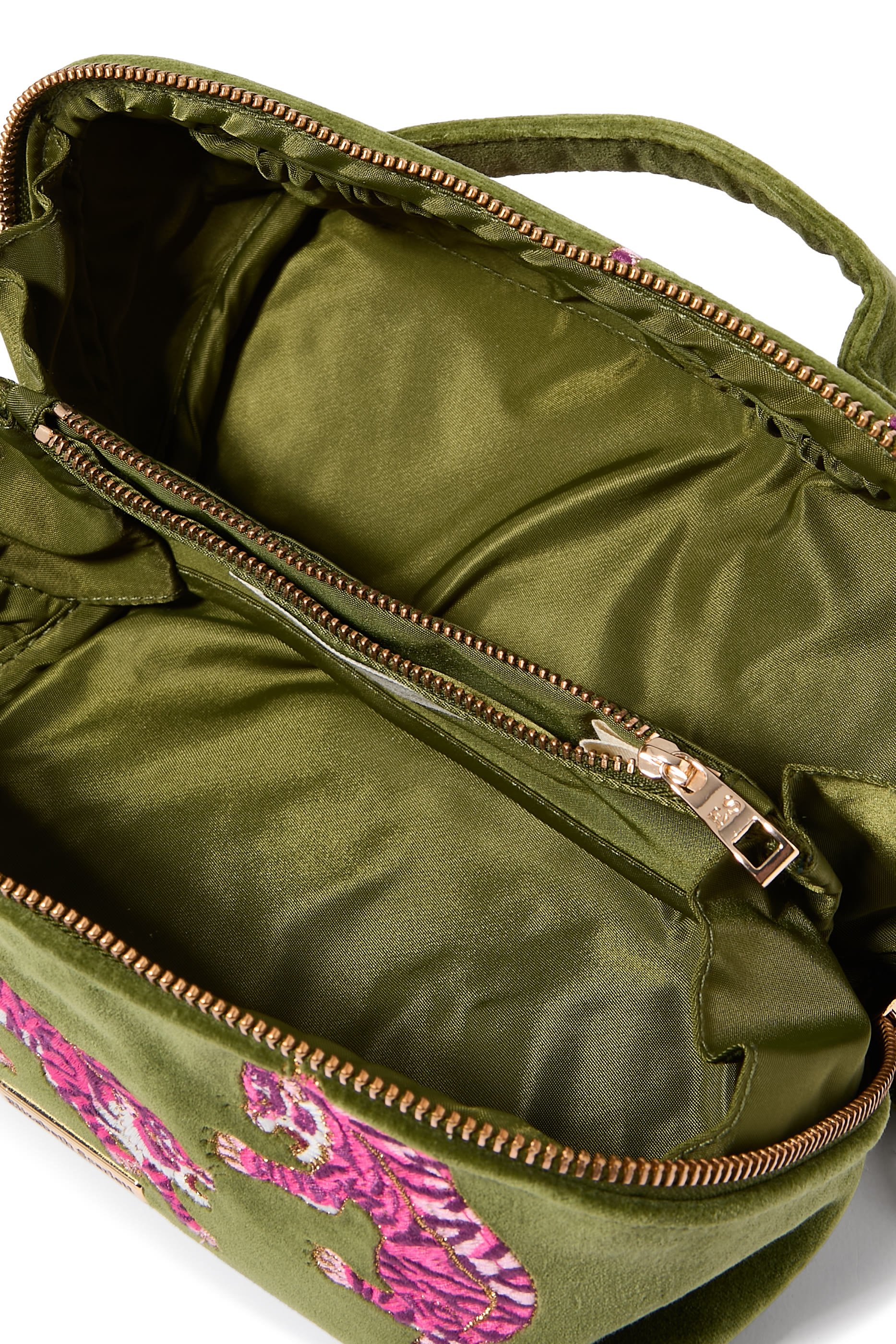 حقيبة مكياج واسعة رفيعة بغطاء قلاب بنقشة نمر