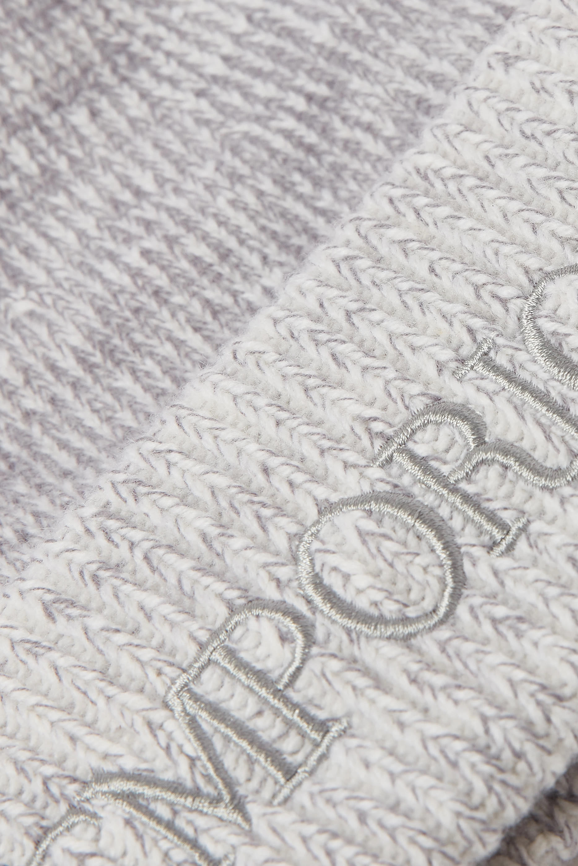 قبعة بيني بتطريز شعار الماركة