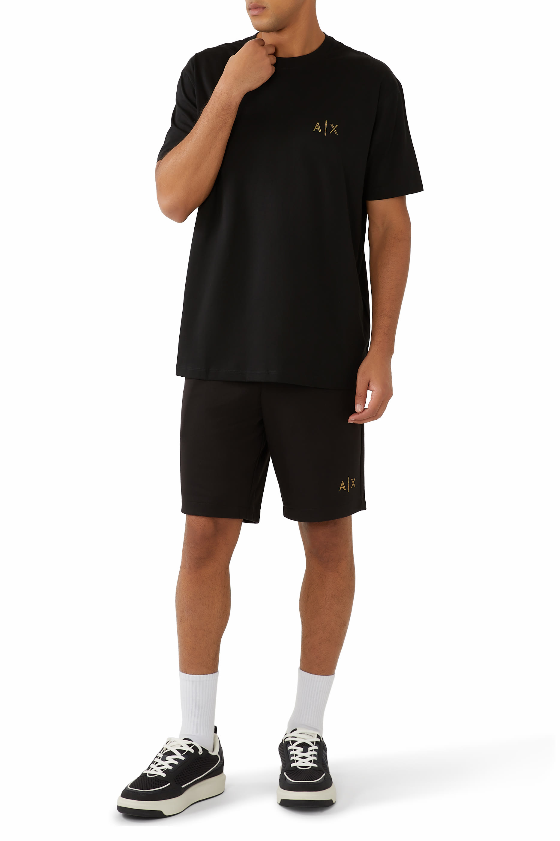 تيشيرت بقصة عادية وشعار الماركة