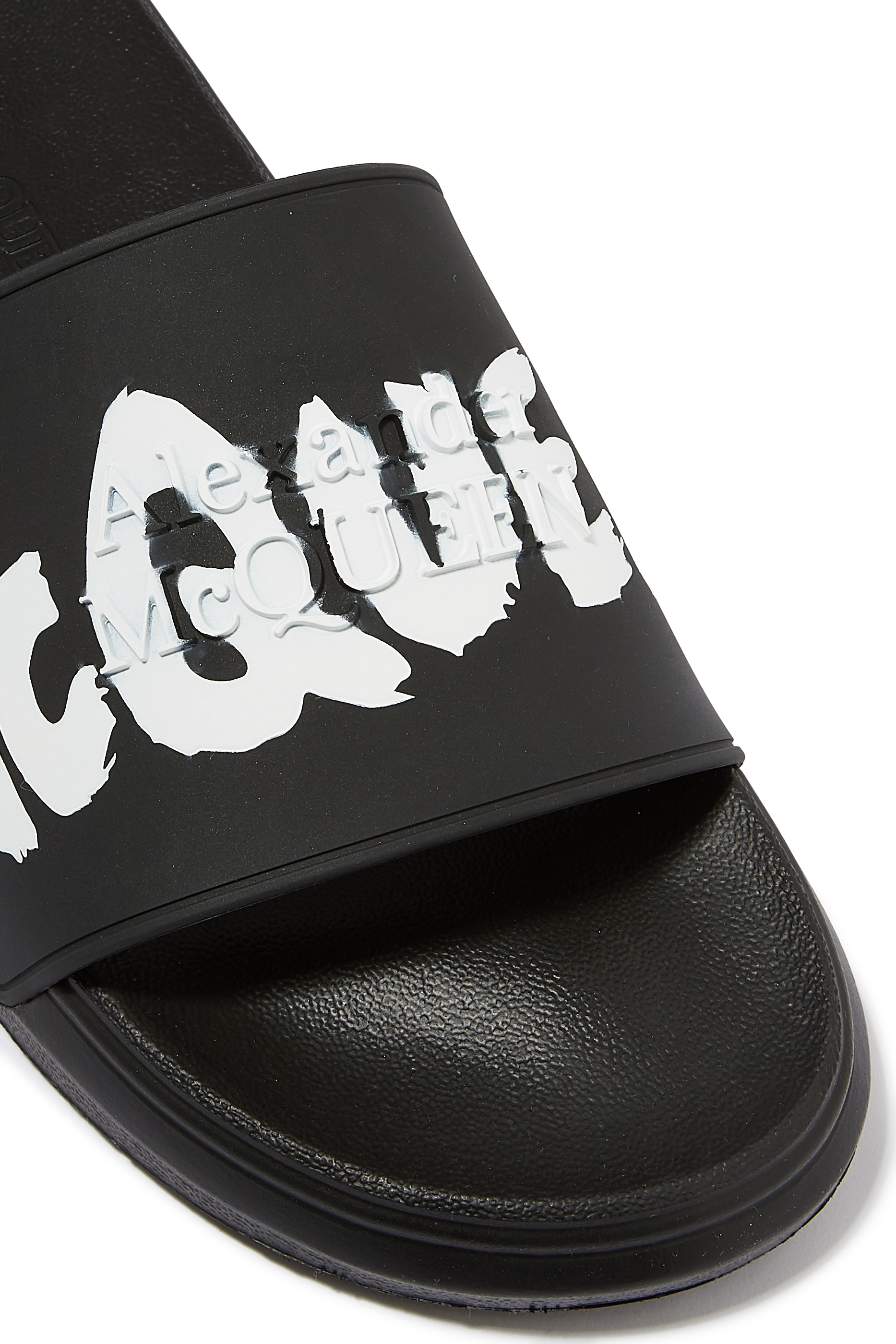 حذاء مفتوح بتصميم غرافيتي