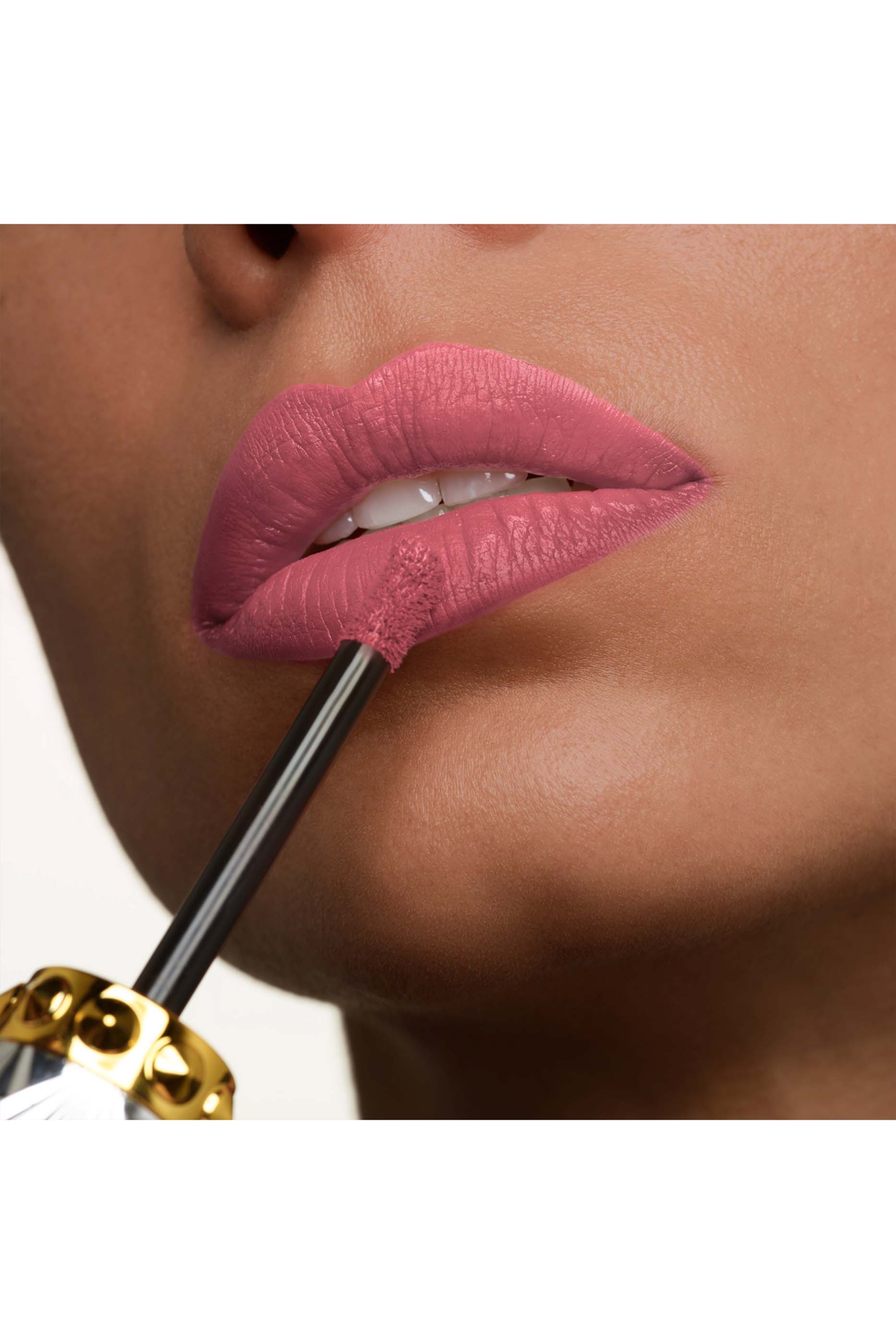 أحمر شفاه يتركيبة سائلة غير لامعة