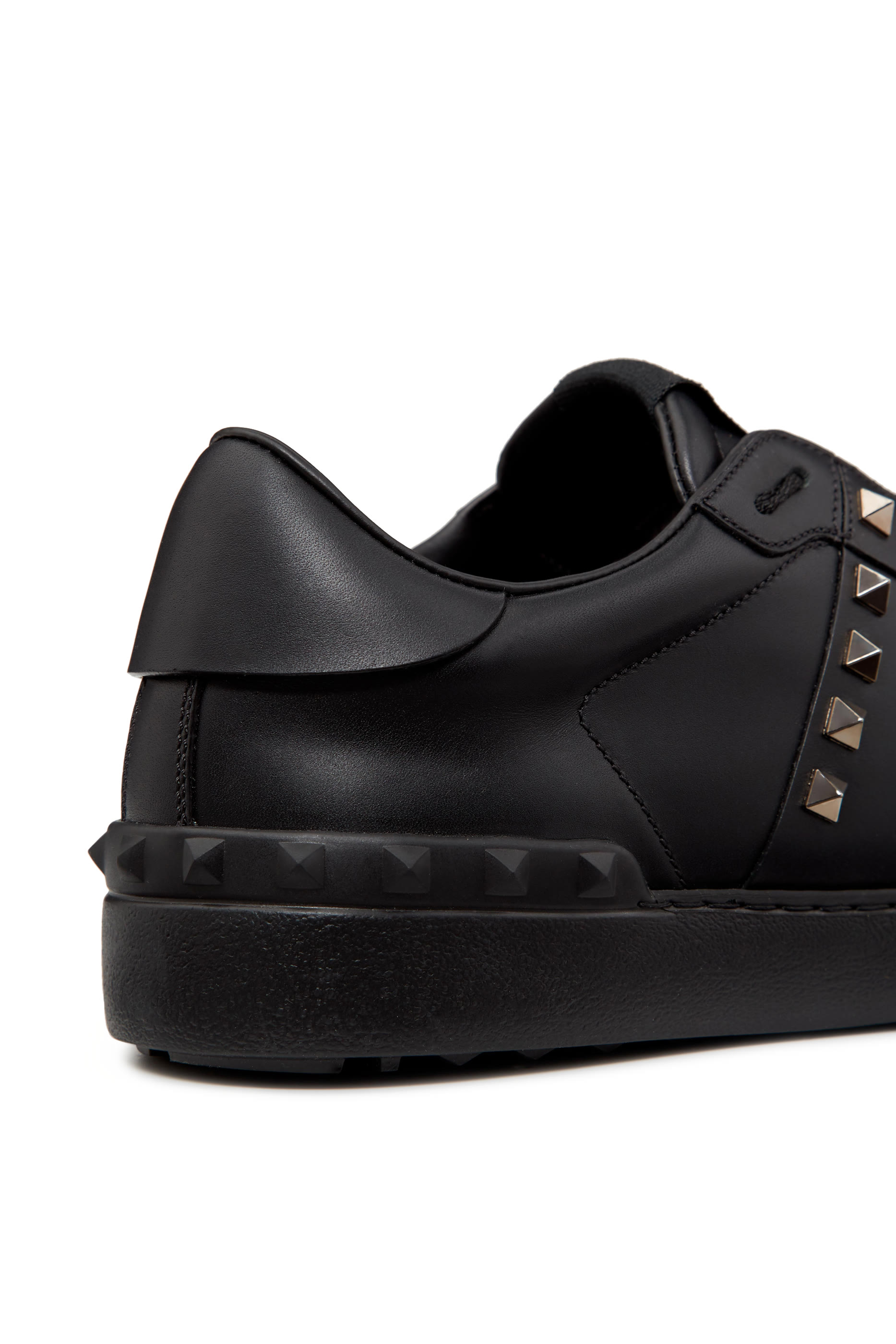 سنيكرز مزين بحلي هرمية