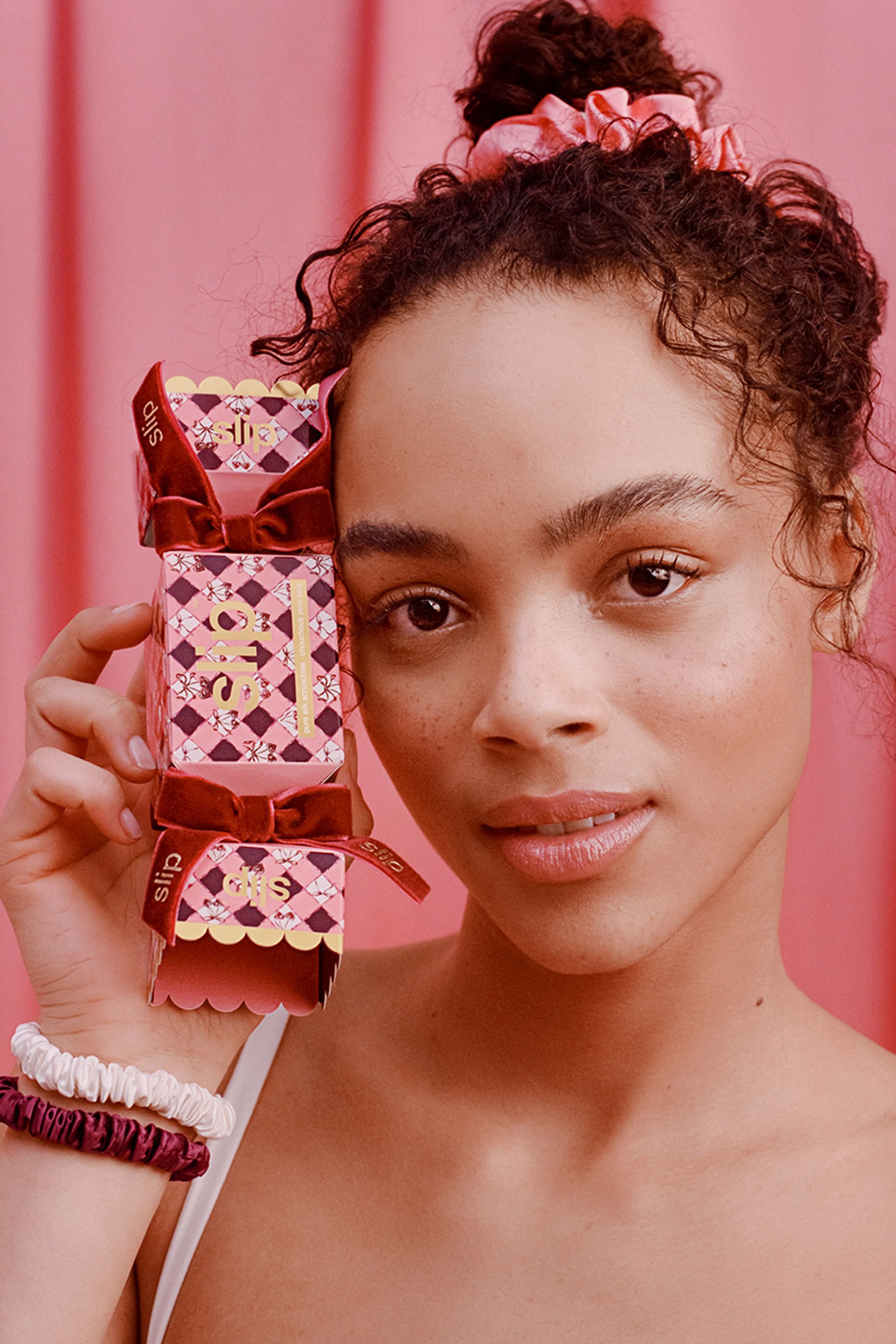 مجموعة ربطات شعر سويت هارت حرير متنوعة في عبوة بتصميم زينة للكريسماس، 3 قطع