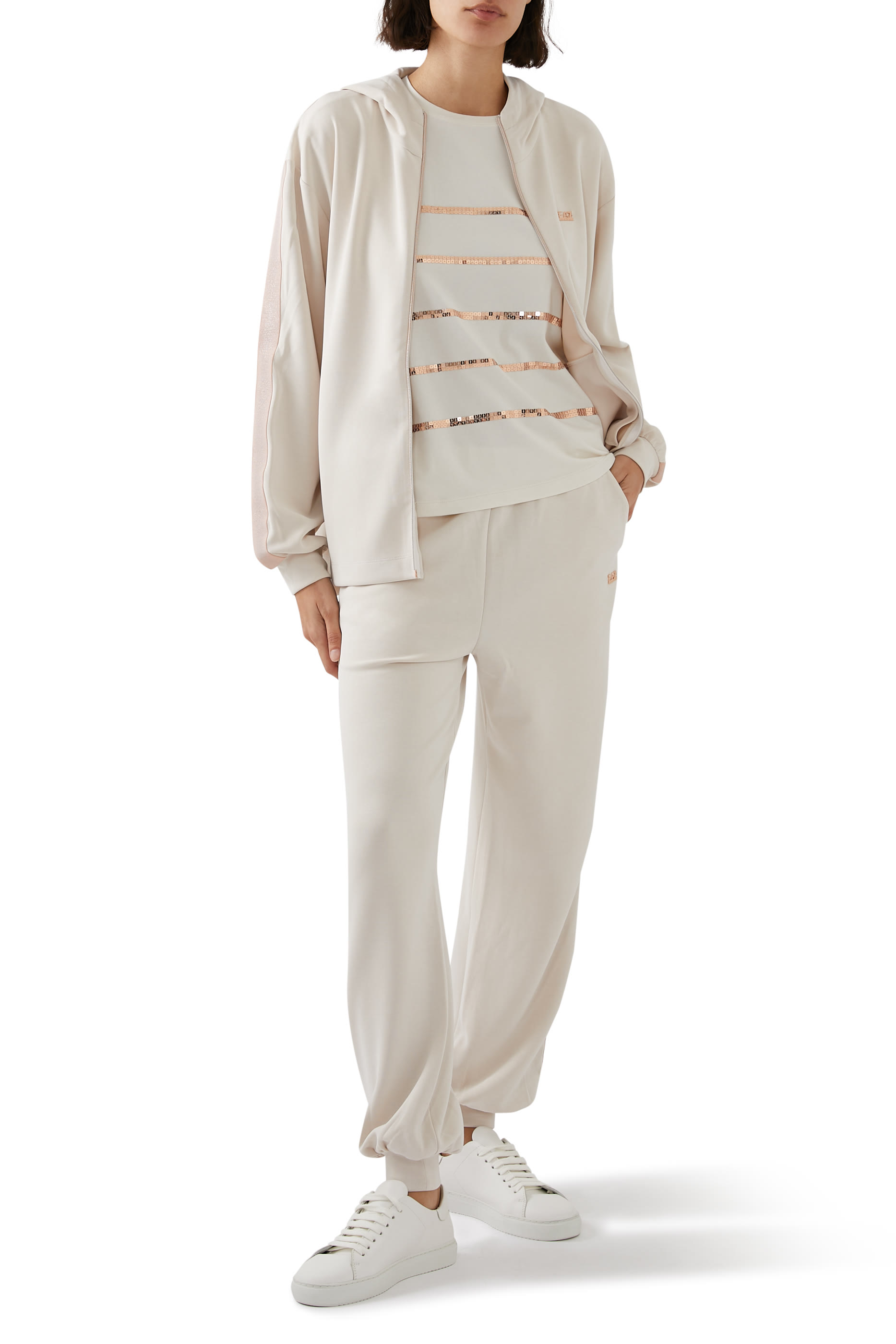 بنطال رياضي بجيوب جانبية وشعار الماركة