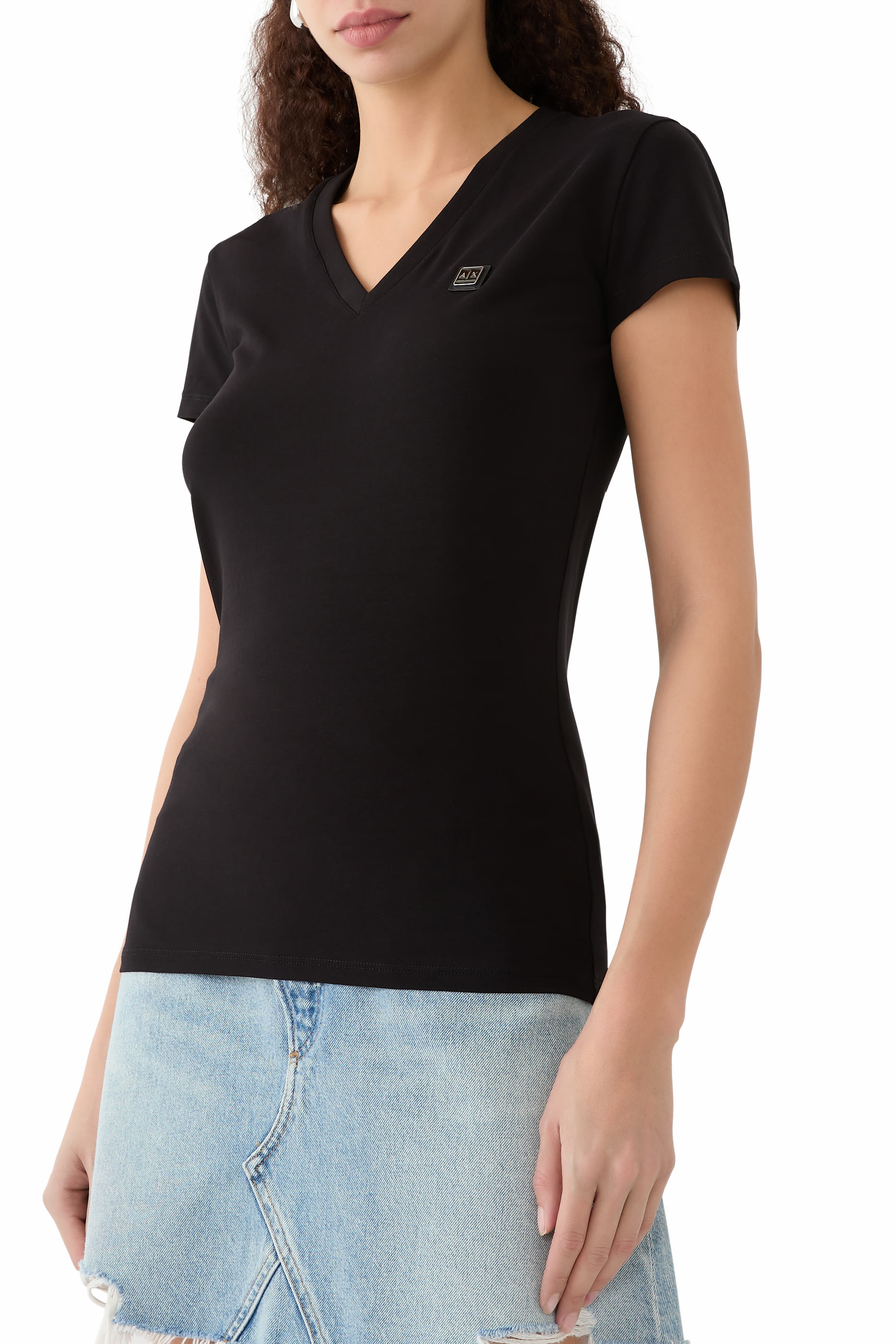 تيشيرت بياقة على شكل حرف V وشعار الماركة