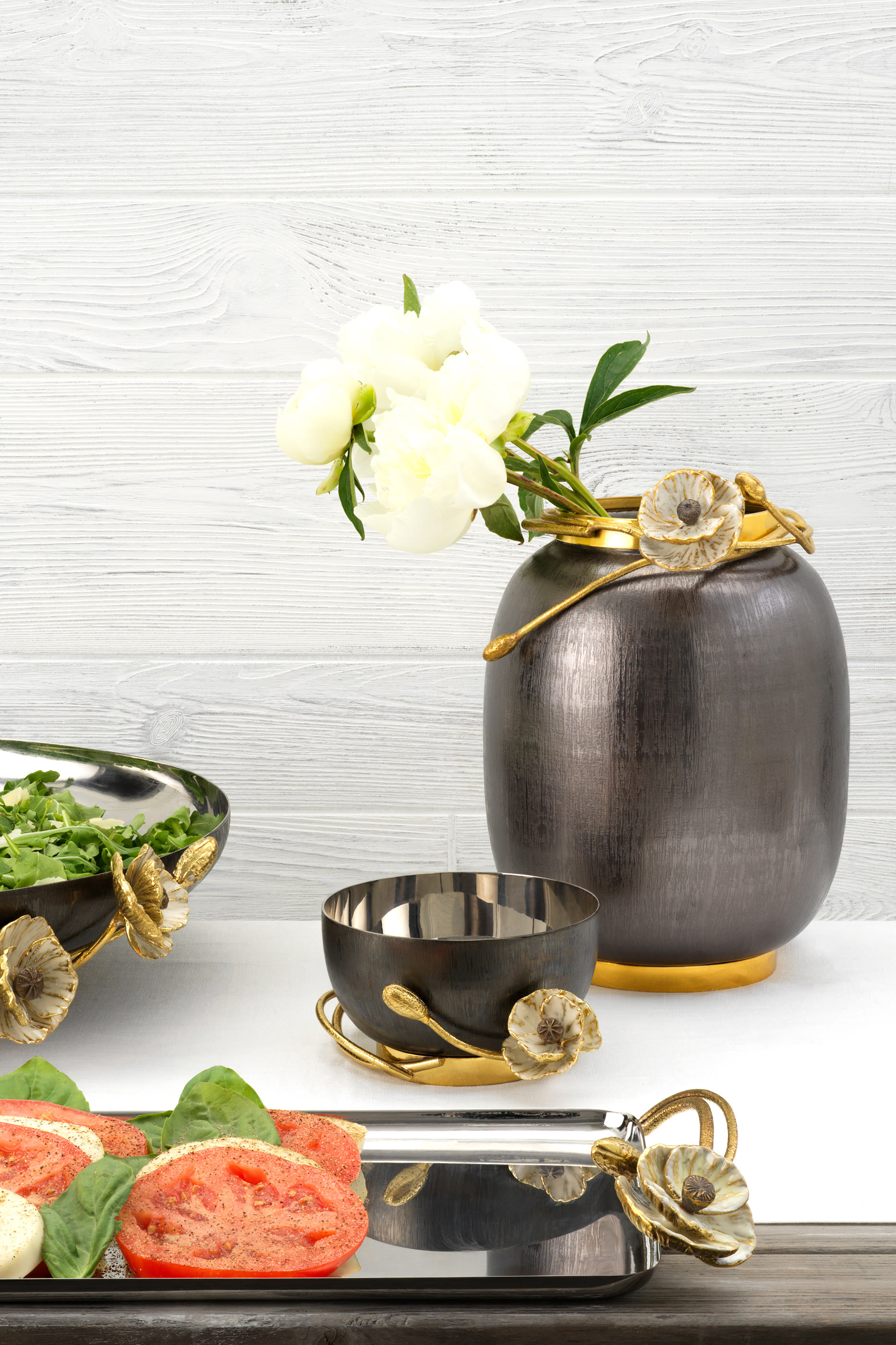 صينية تقديم مزينة بزهور شقائق النعمان