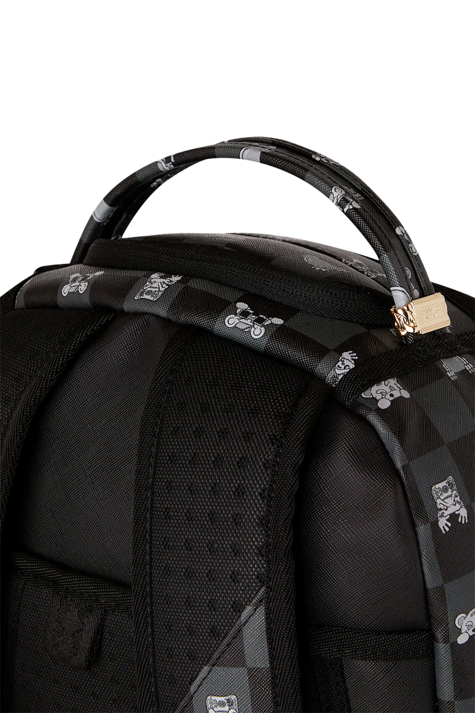 حقيبة ظهر بنقشات مربعات وشخصية تختلس النظر للأطفال