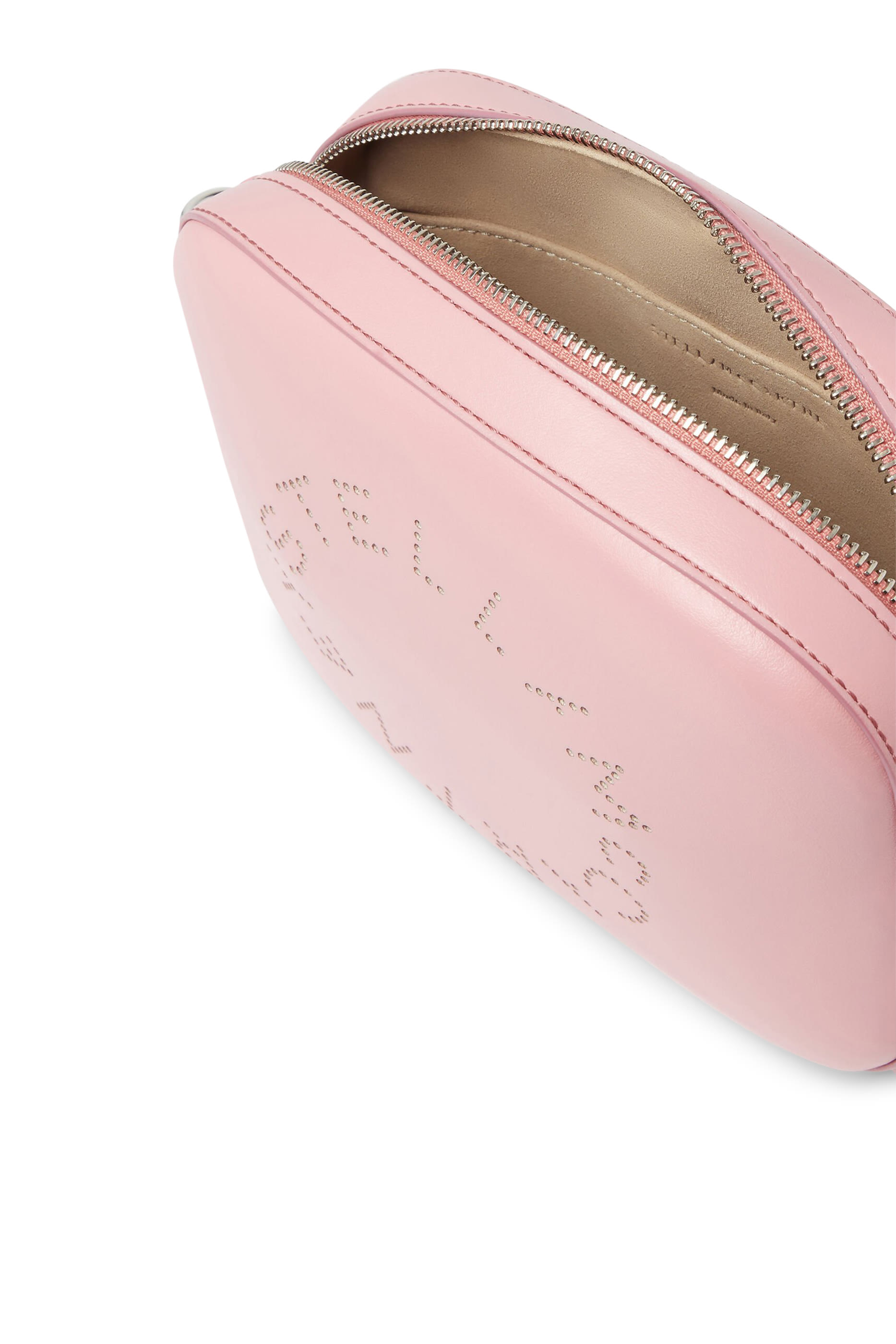 حقيبة صغيرة بشعار الماركة