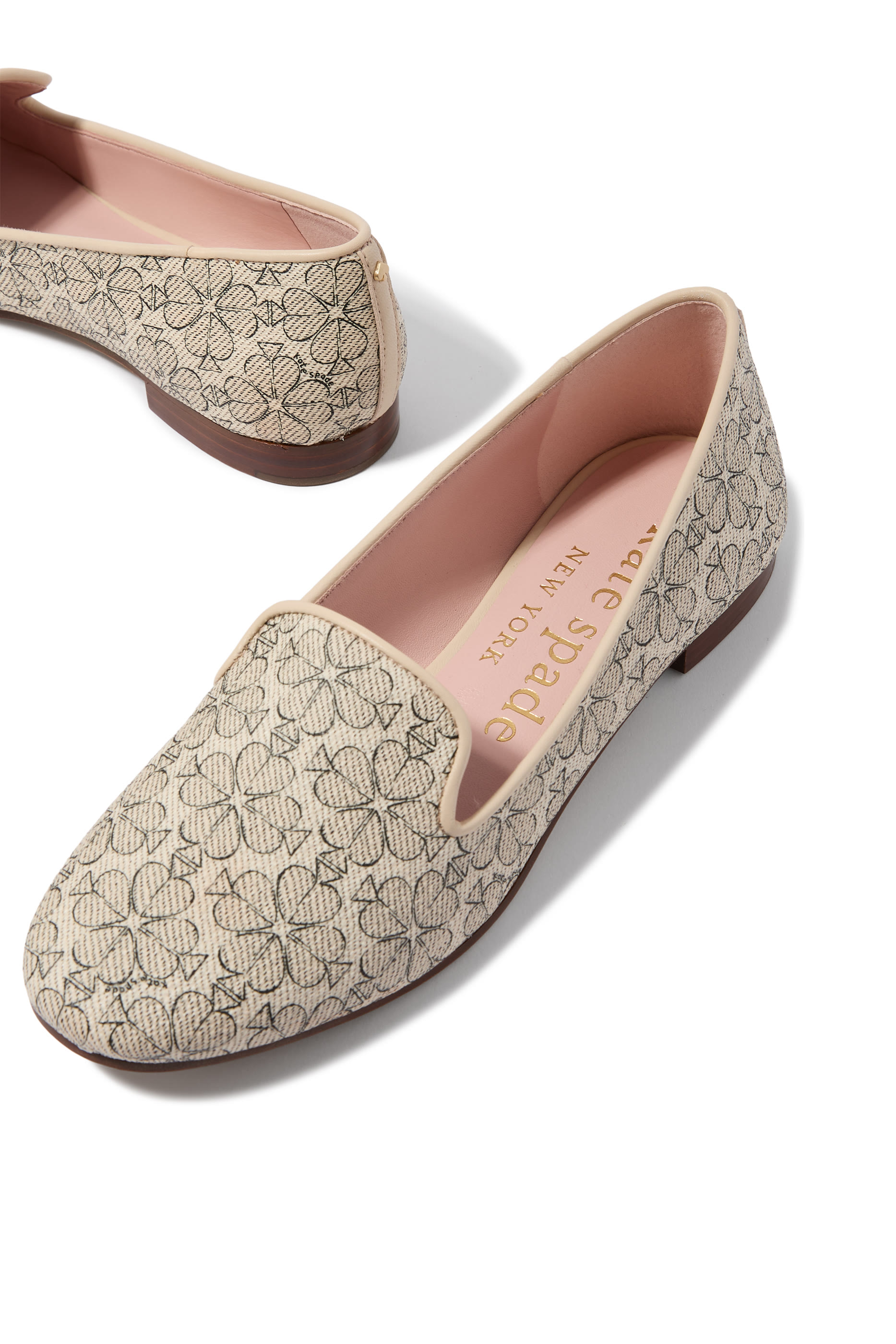 حذاء سهل الارتداء مزين بنقشة زهرة سبايد