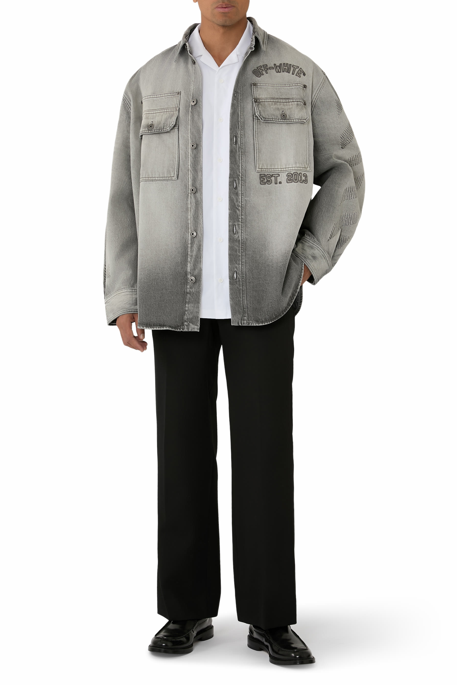 قميص بنمط جاكيت بتصميم عسكري بخطوط مائلة وتطريزات دنيم