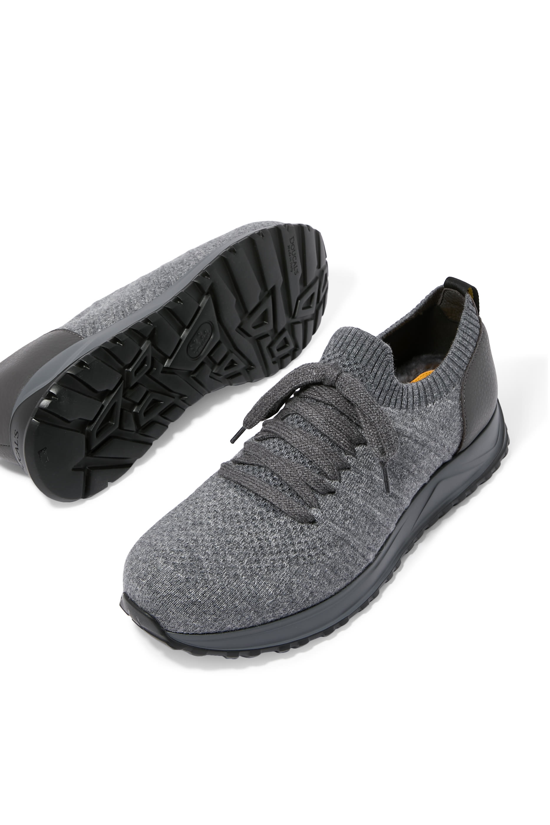 سنيكرز برباط وحواف مضلعة