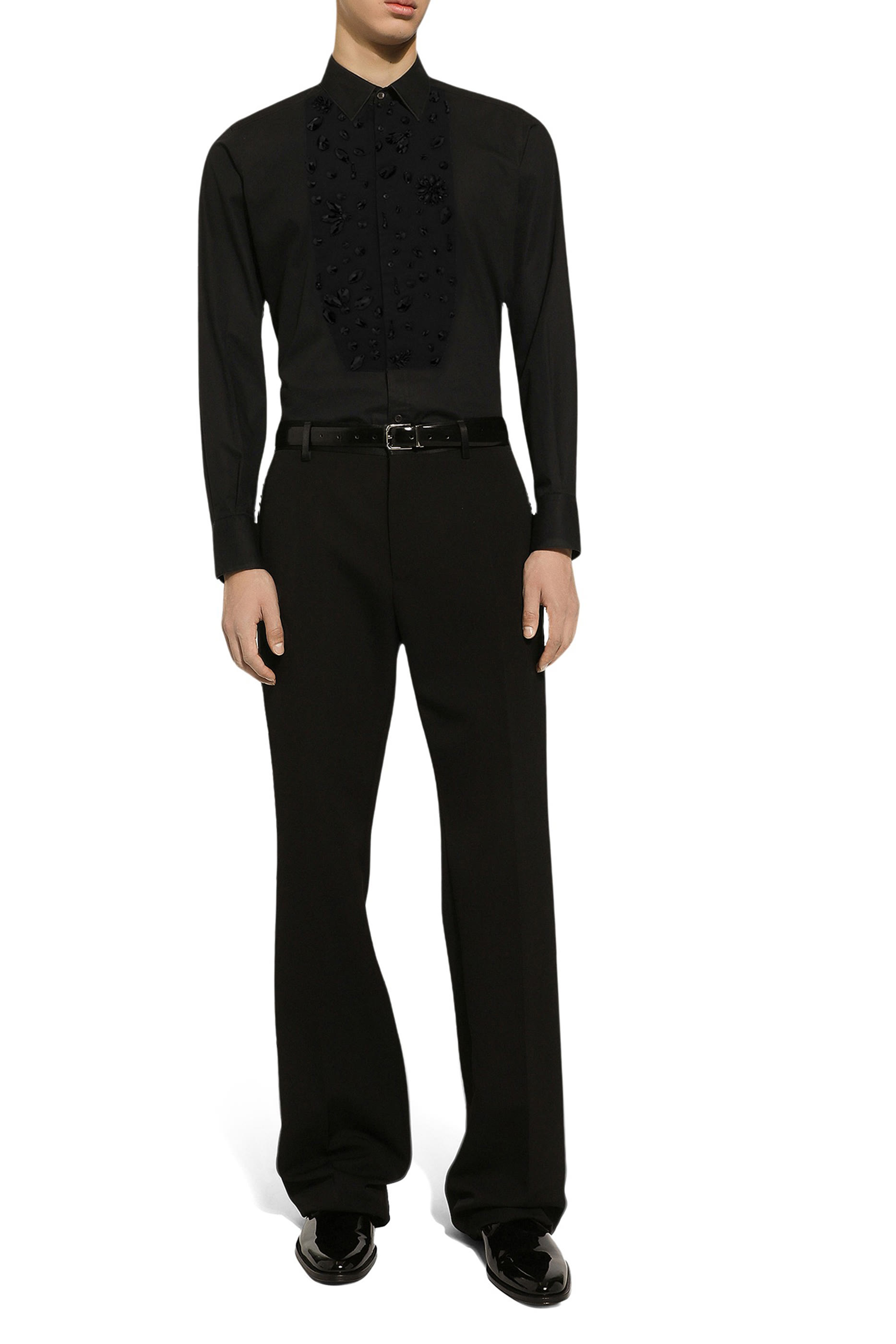 قميص توكسيدو بقصة ضيقة وتطريزات بأحجار الراين