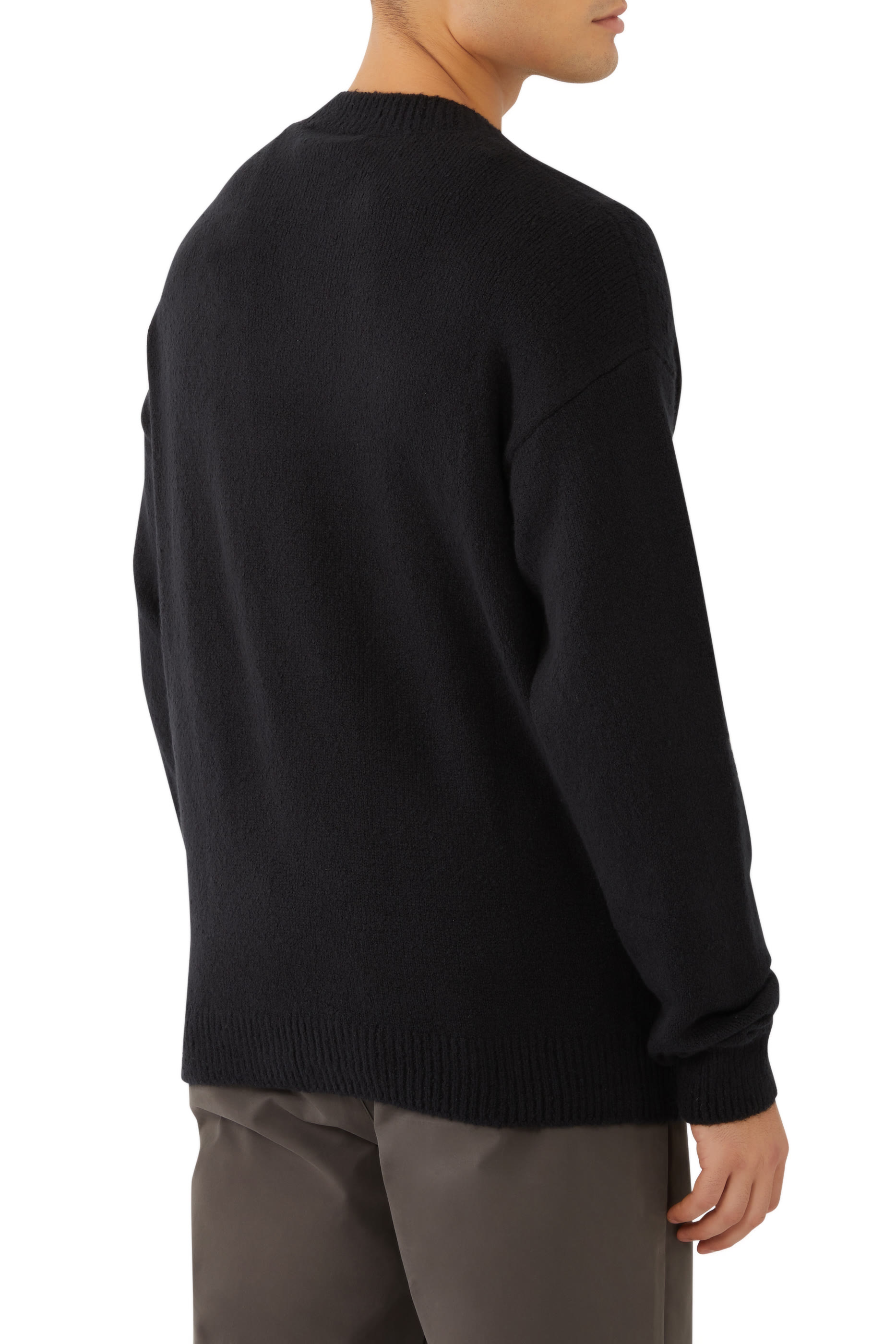 كنزة بحروف شعار الماركة