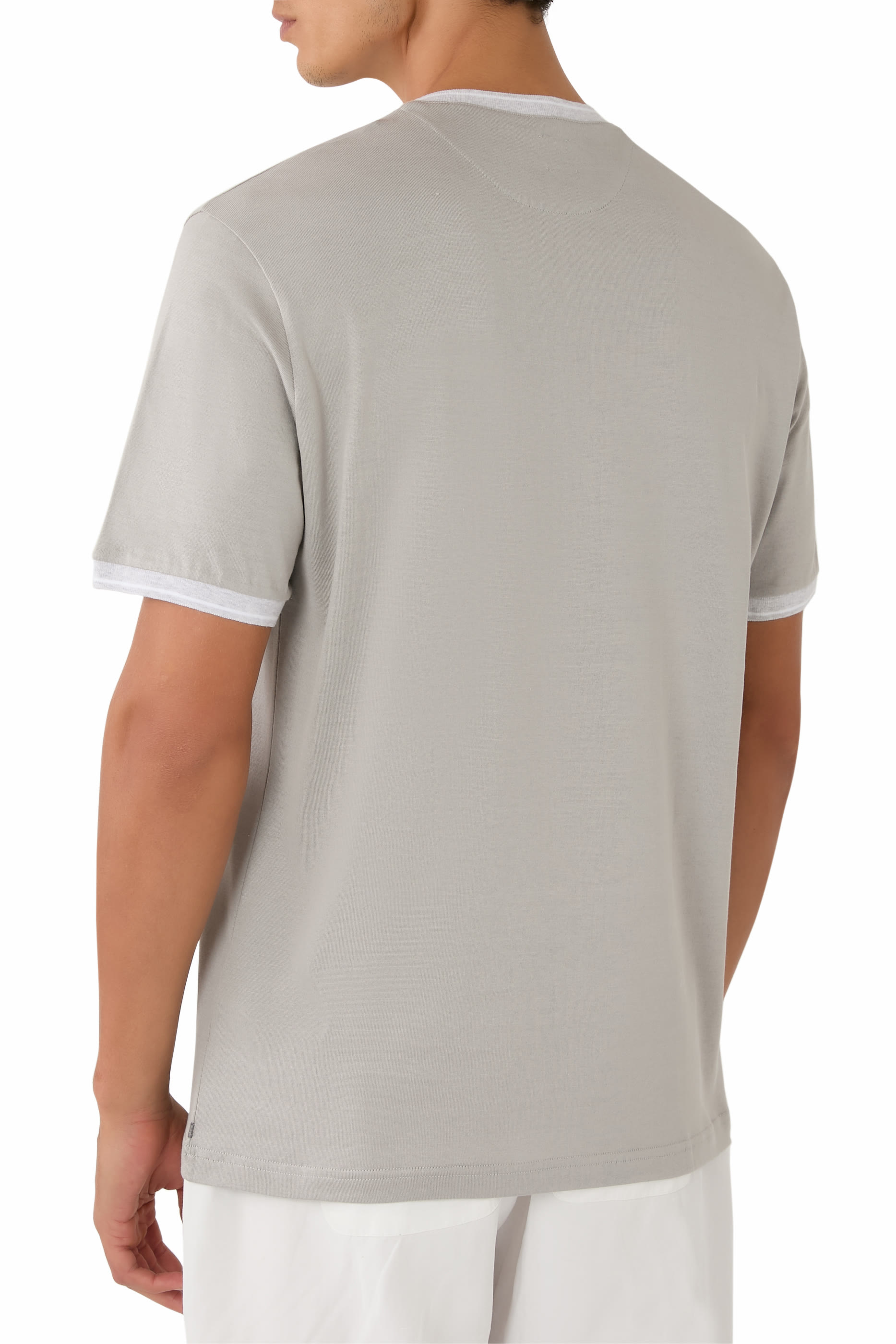 تيشيرت بياقة ضيقة