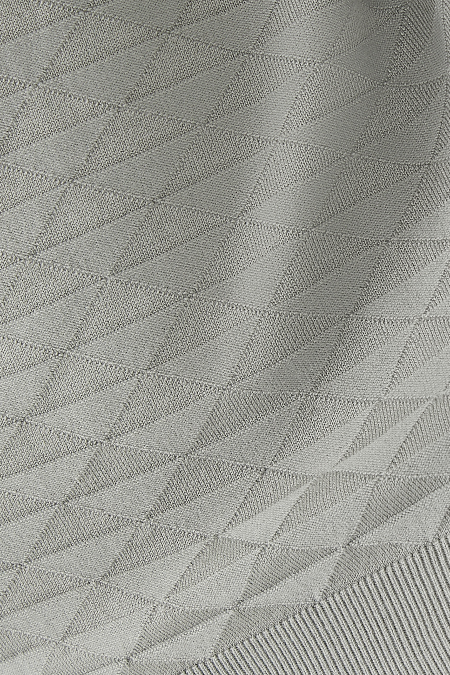 سترة بياقة ضيقة وأكمام طويلة