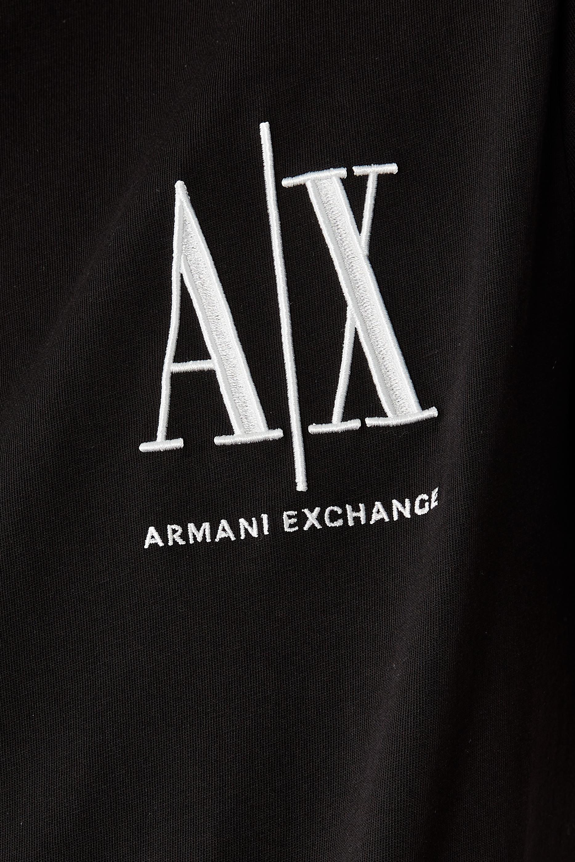 تي شيرت بطبعة شعار الماركة الشهير