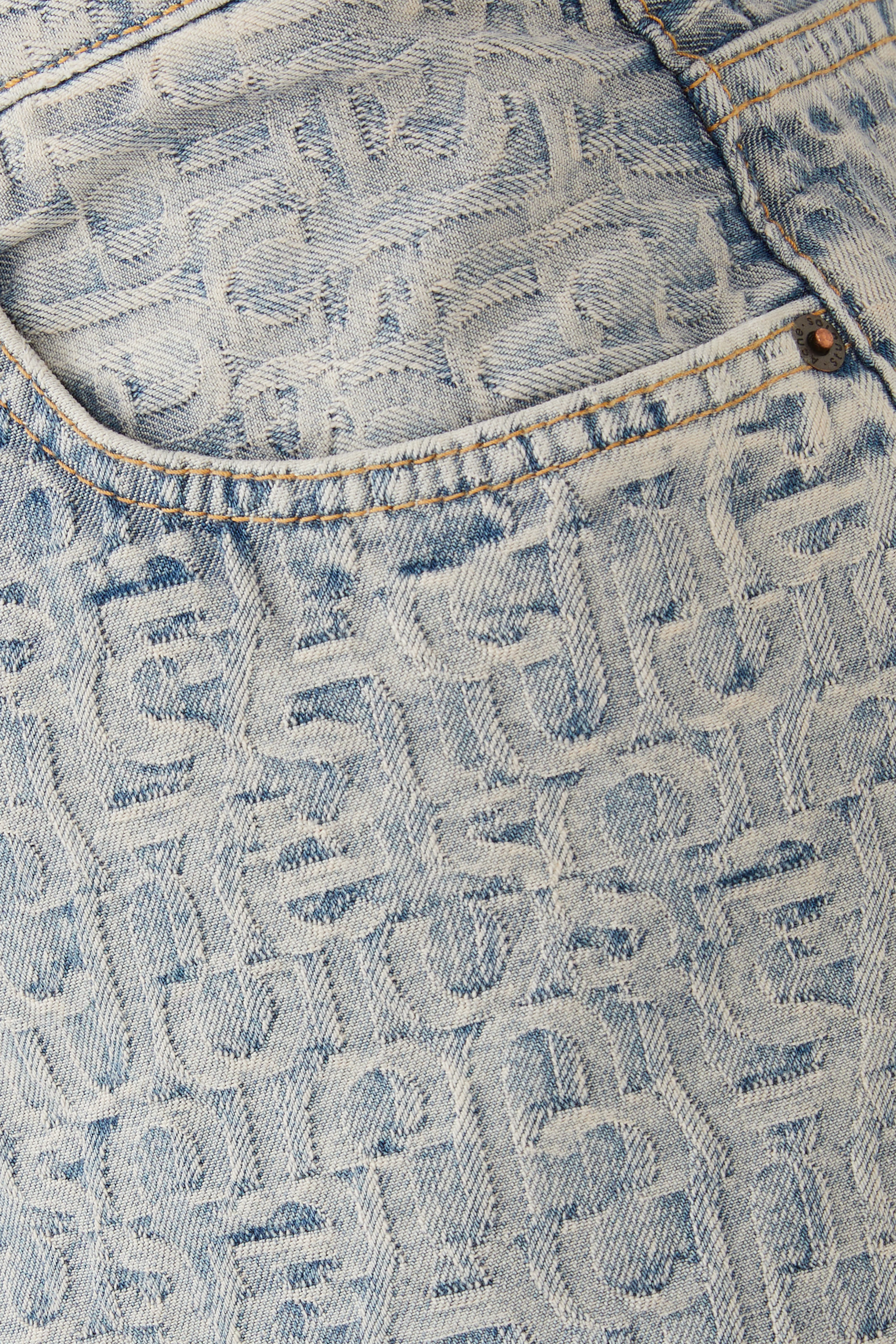 شورت دنيم بحروف الماركة