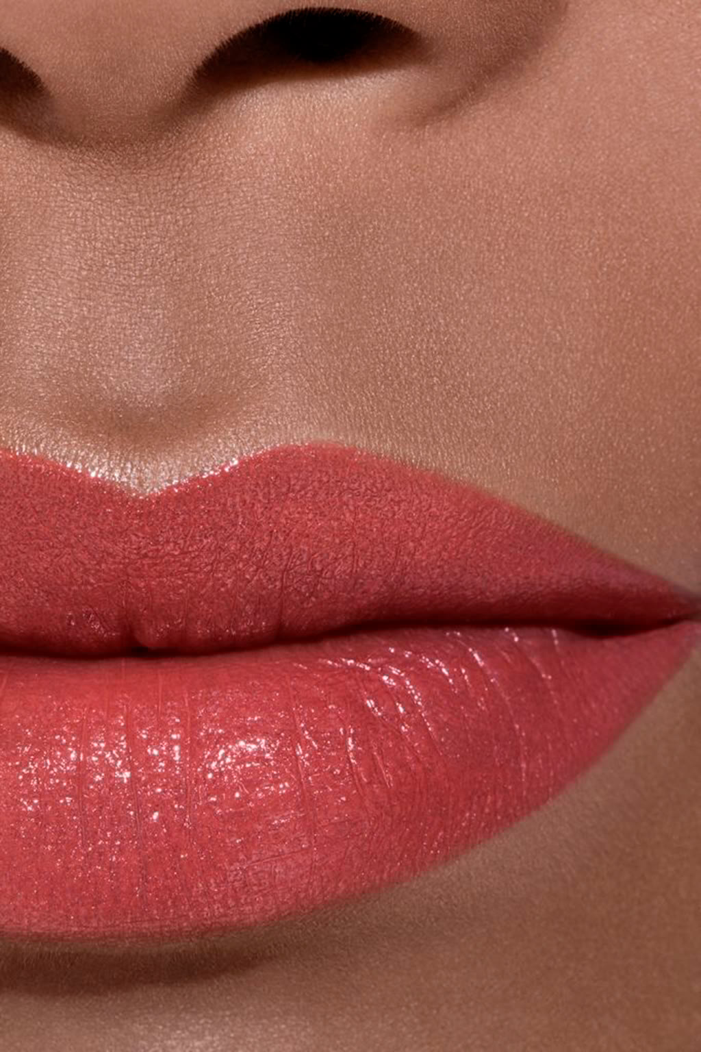 لون وإشراقة وكثافة بلمح البصر. ROUGE COCO FLASH