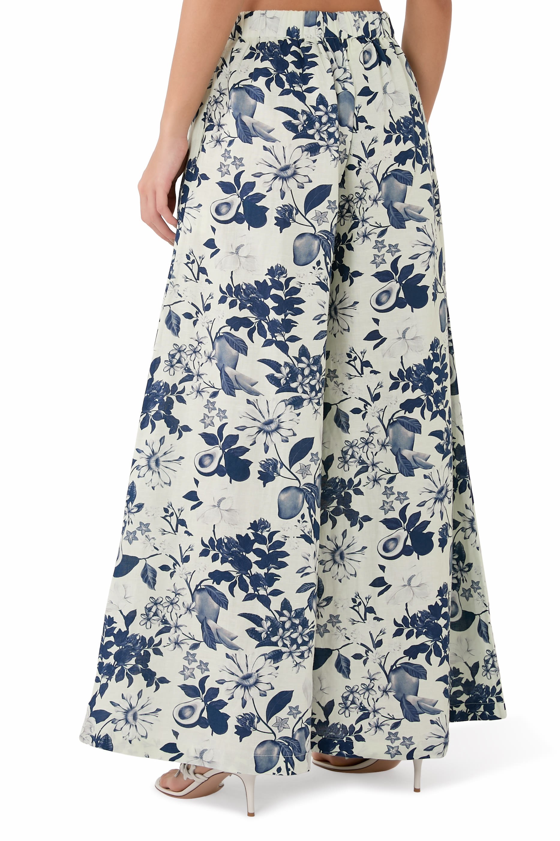 بنطال بقصة واسعة