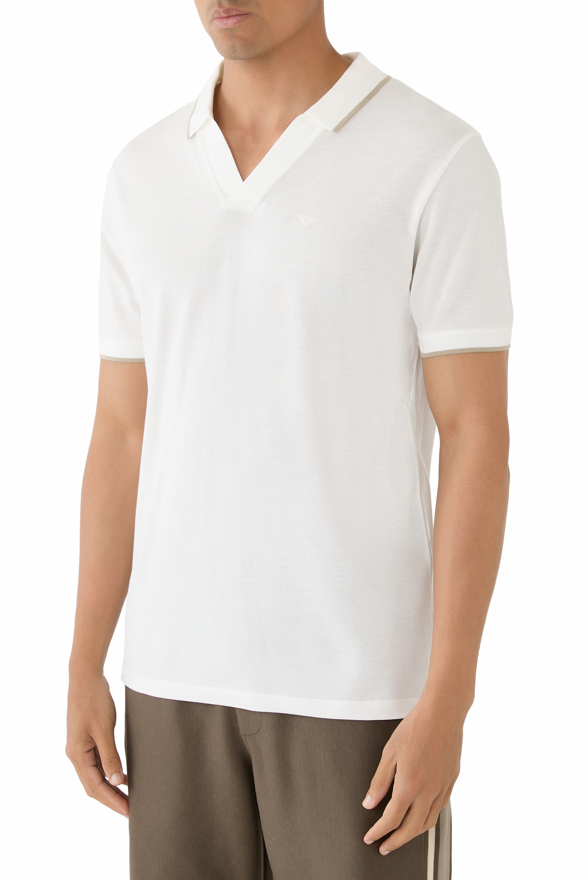 قميص بولو بياقة على شكل حرف V مزين بشعار الماركة صغير