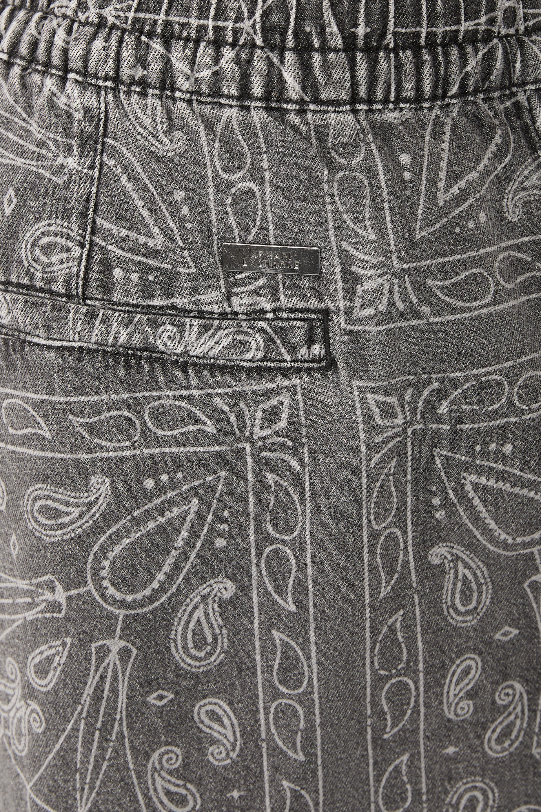 شورت برمودا بنقشة مستوحاة من كلايدسكوب