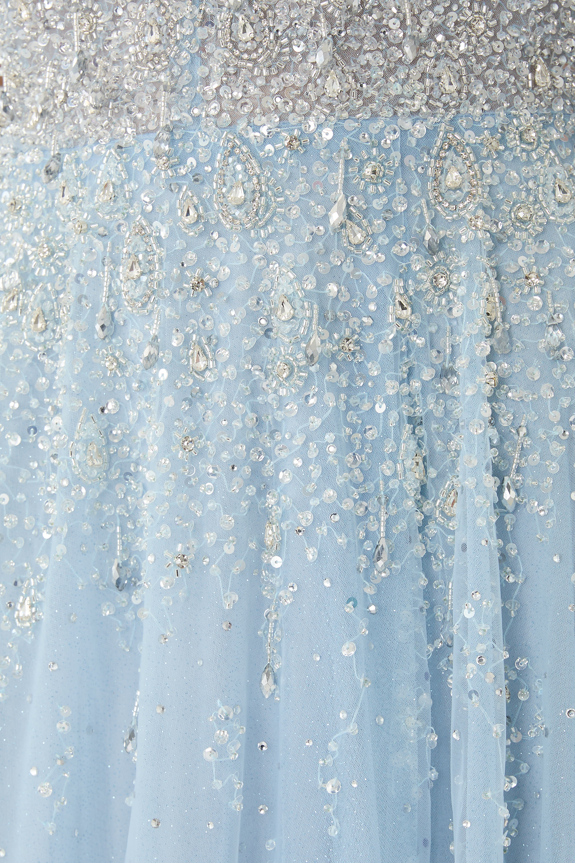 فستان سهرة بكاب وتطريزات بالترتر