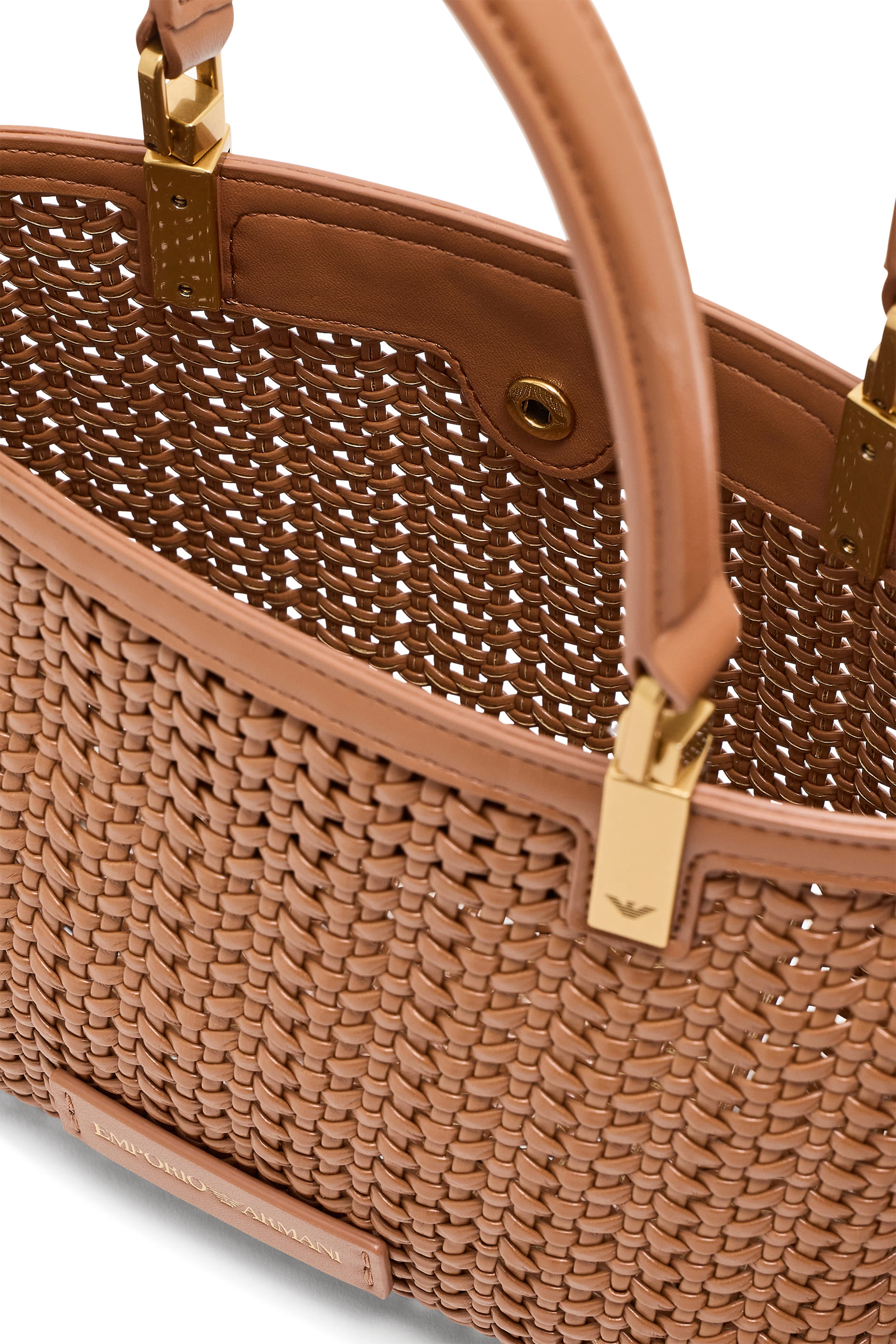 حقيبة يد بتصميم مضفر وتفاصيل شراشيب