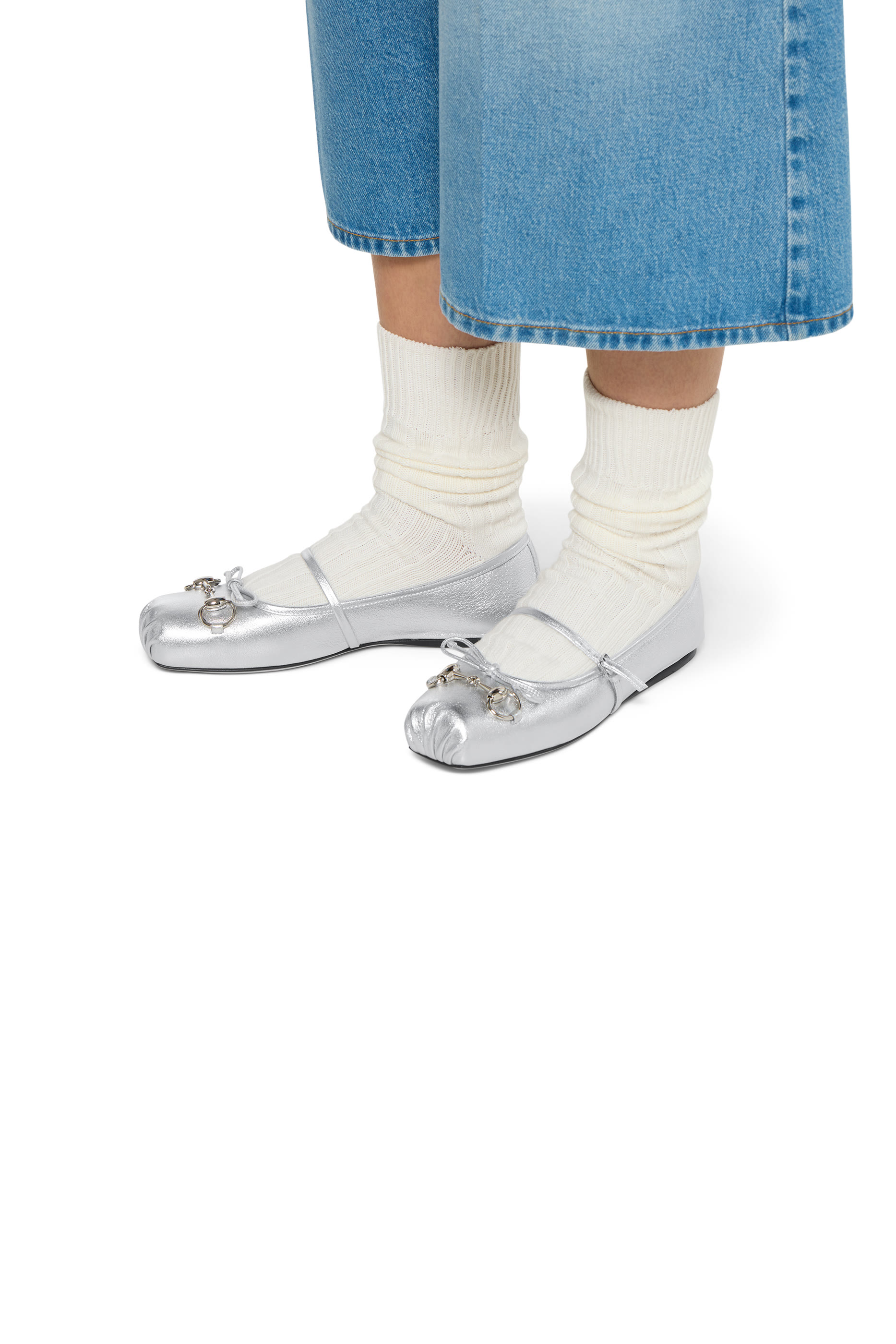 حذاء بالرينا بحلية شعار الماركة