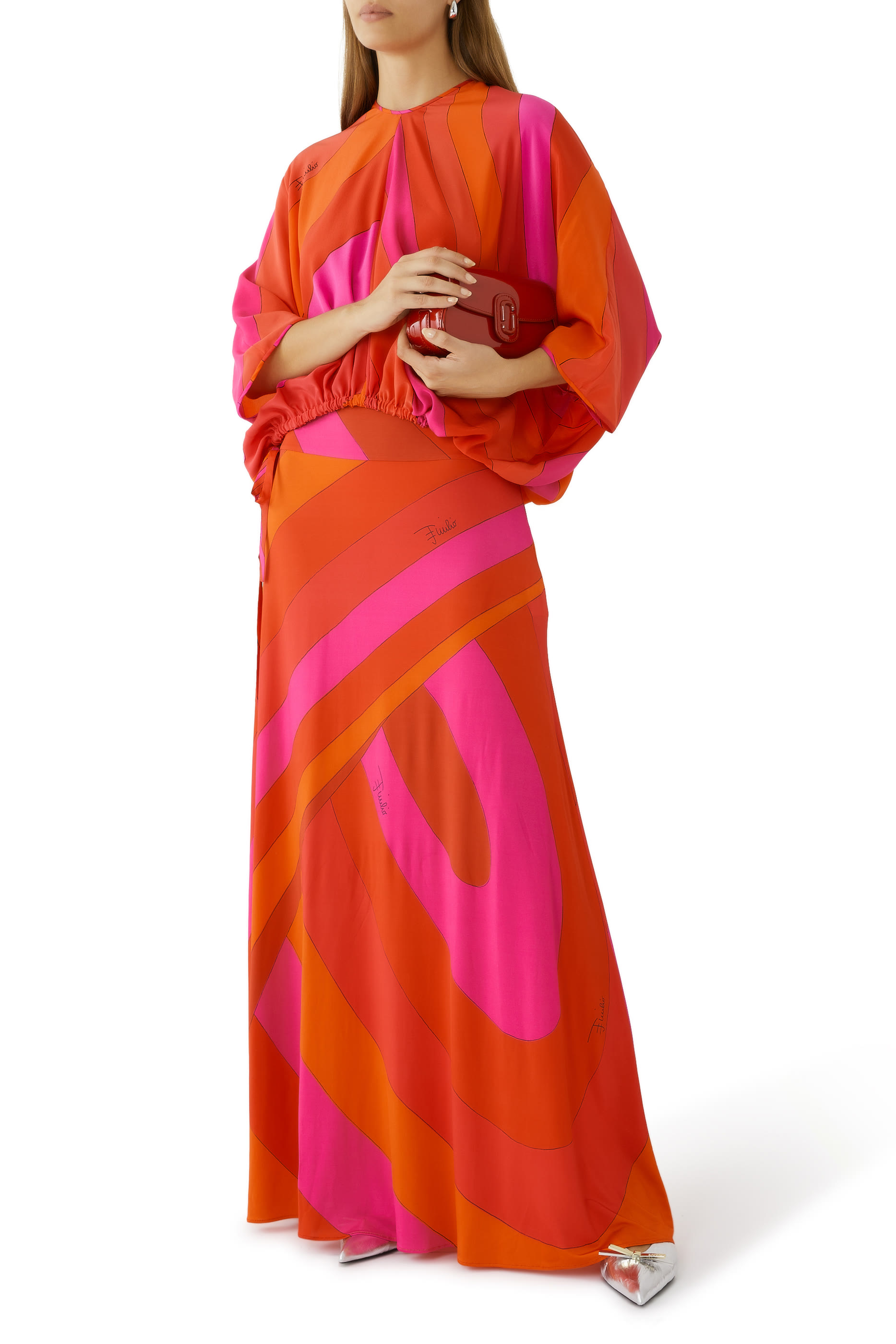 تنورة بطبعة إيرايد وشعار الماركة