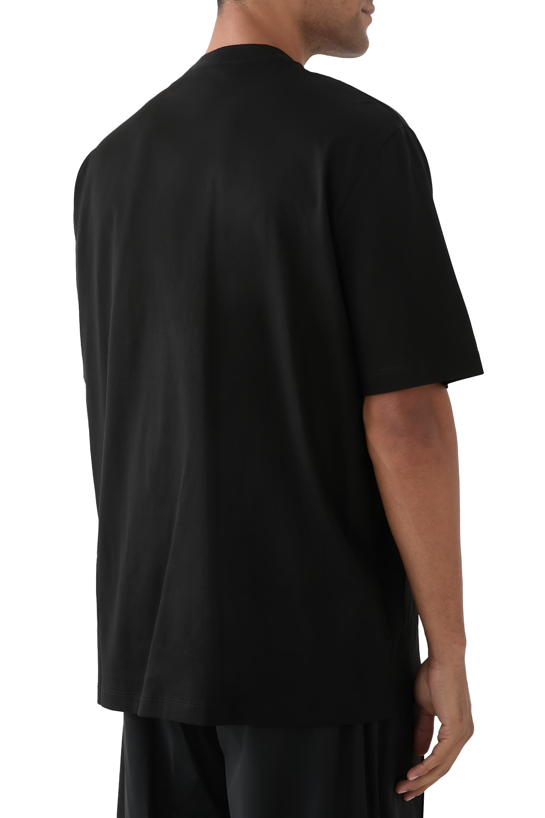 تيشيرت بقصة عادية بطبعة