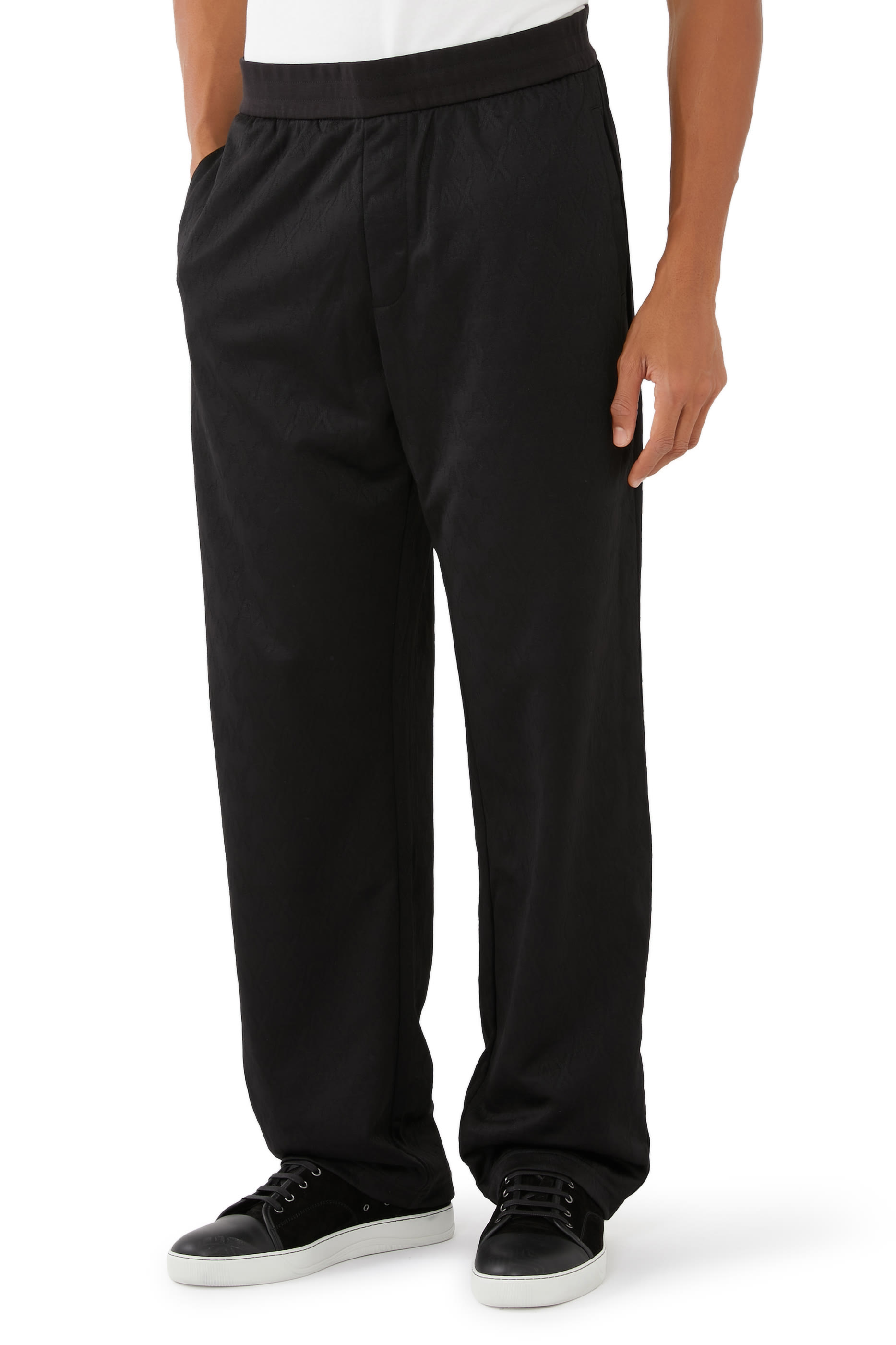 بنطال رياضي بحروف شعار الماركة