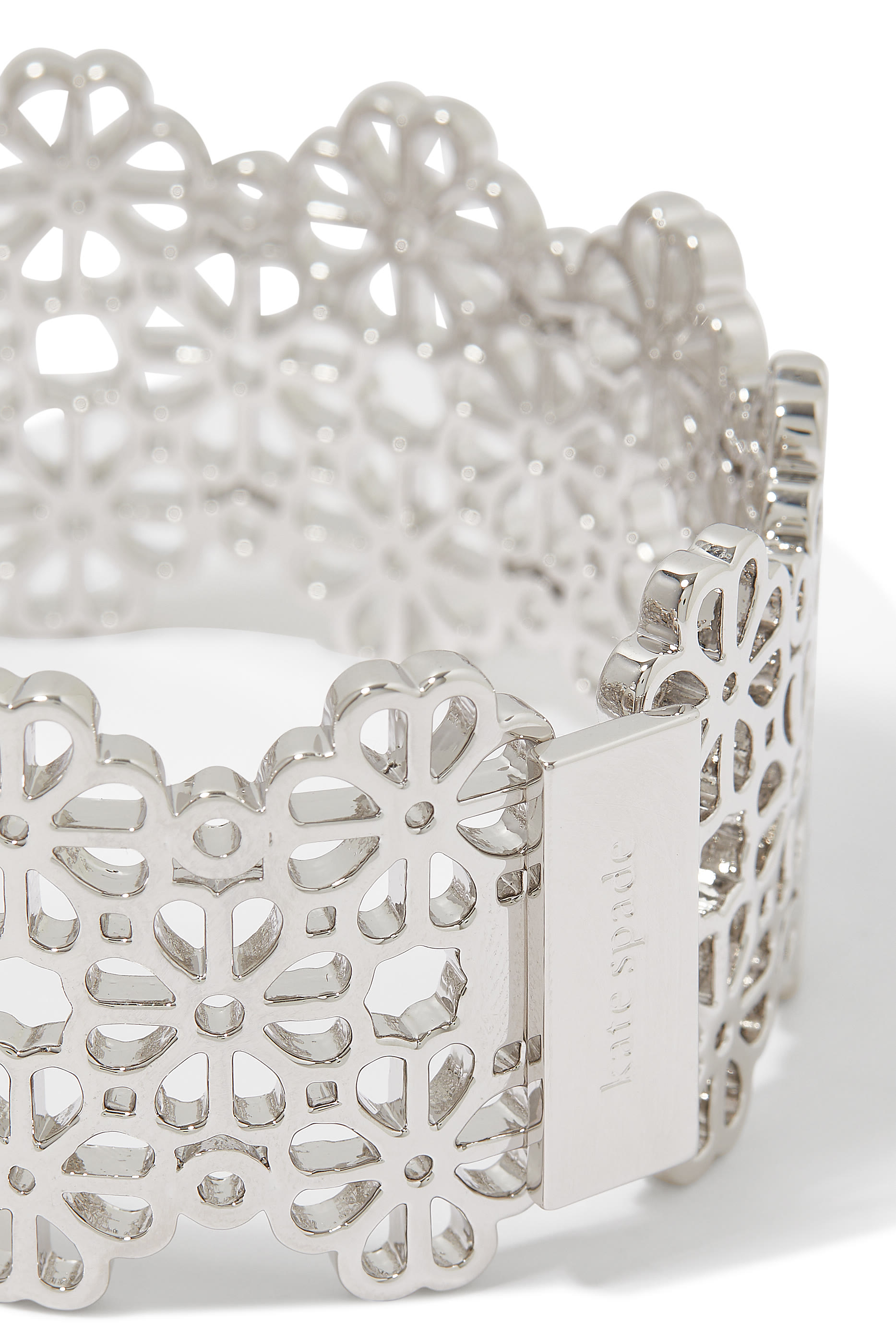 سوار ستيتمنت بفتحات وزهور بالشكل البستوني