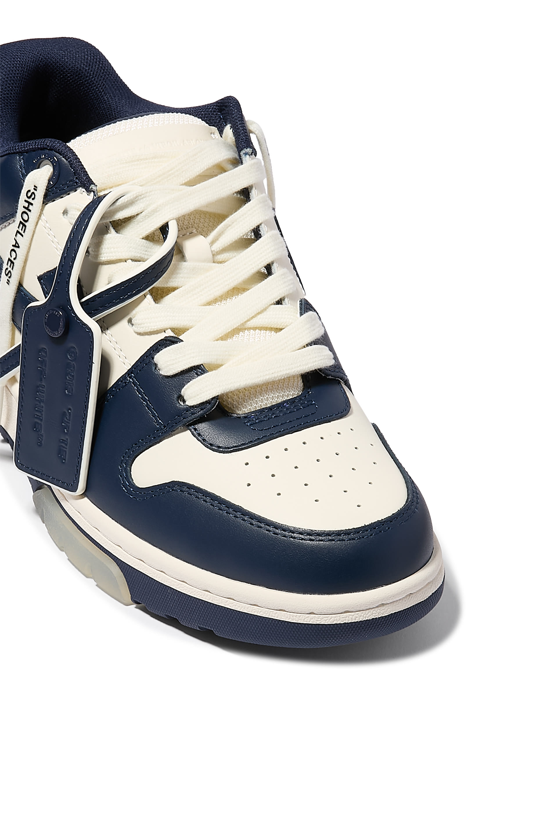 سنيكرز أوت اوف أوفيس