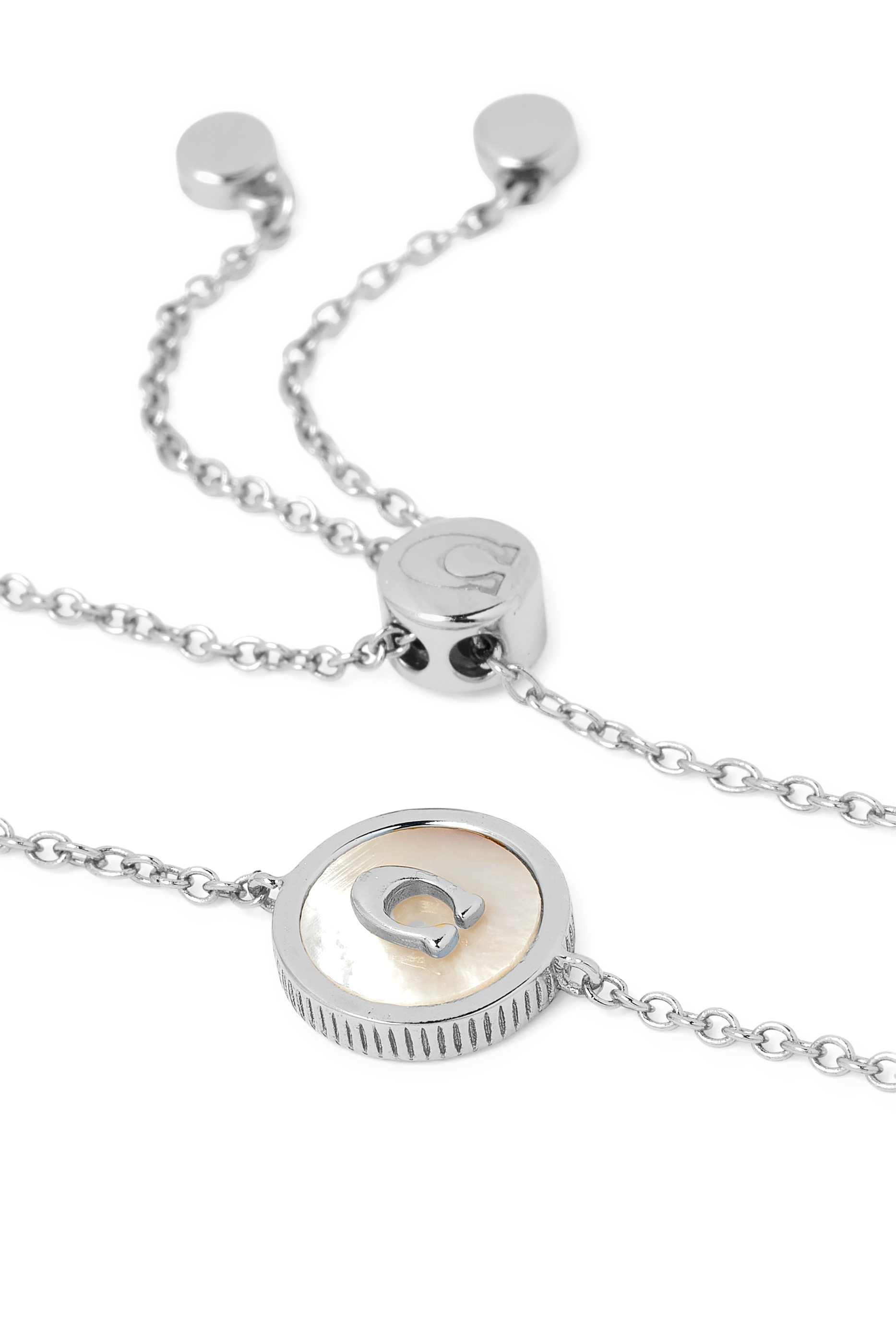 سوار بمشبك منزلق وحلية مستديرة بشعار المركة عرق لؤلؤ