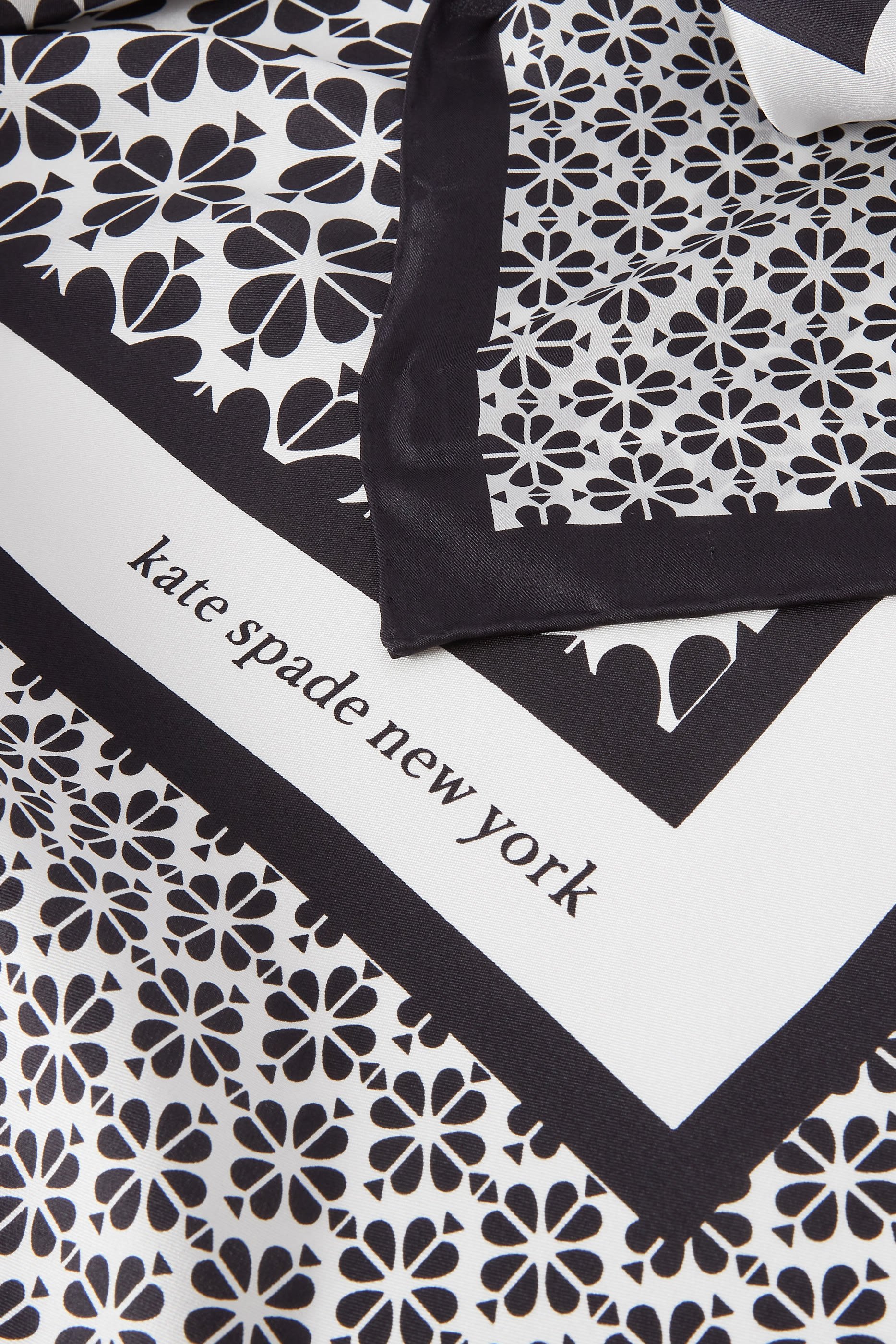 وشاح بتصميم مربع ونقشة زهور بالشكل البستوني حرير