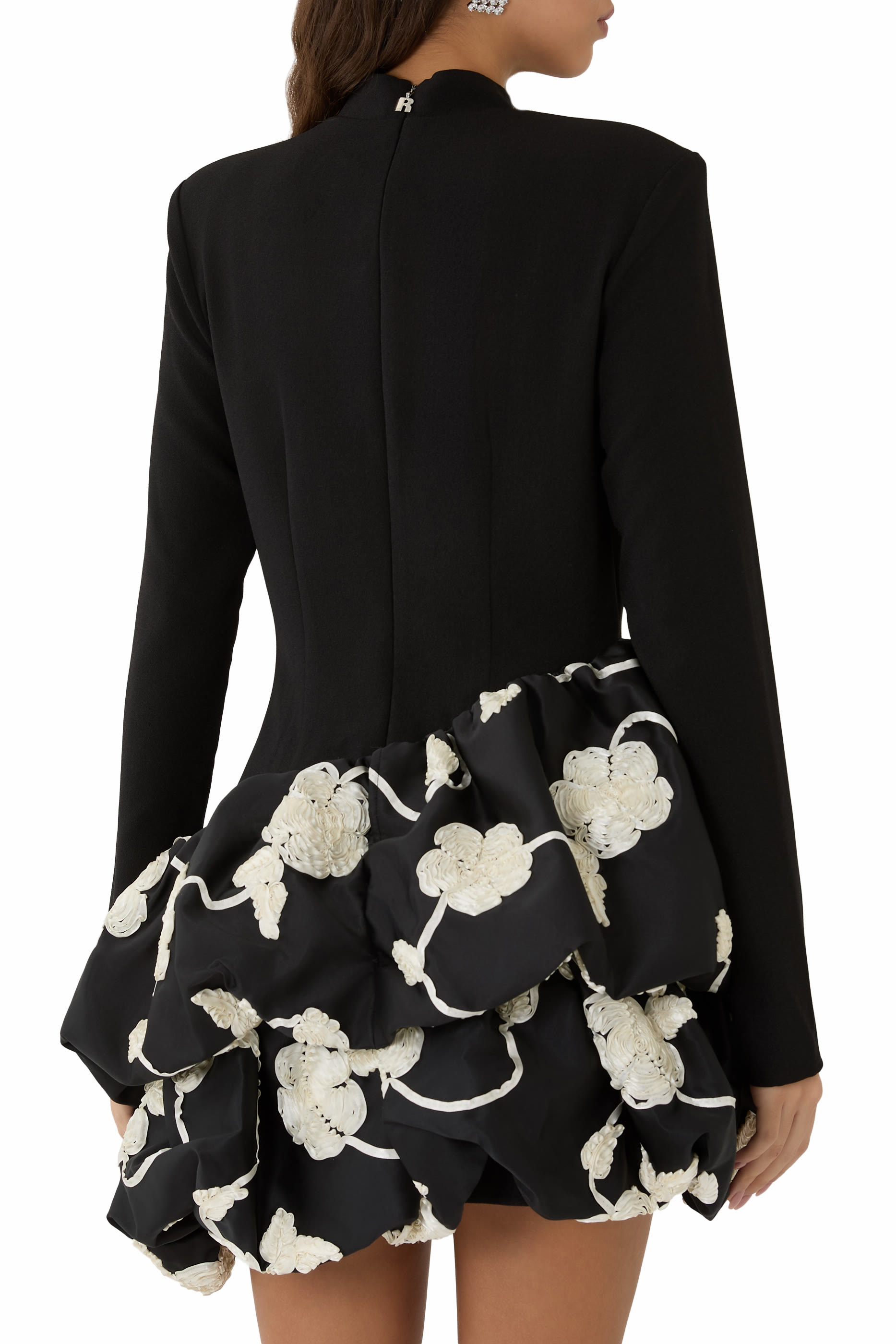 فستان بحافة منفوخة مزينة بزهور بارزة الملمس