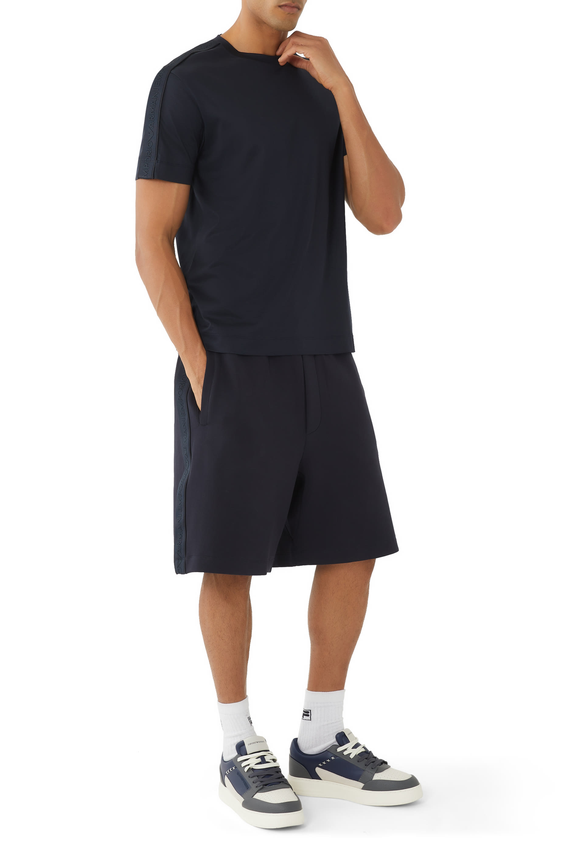 تيشيرت بشريط بشعار الماركة